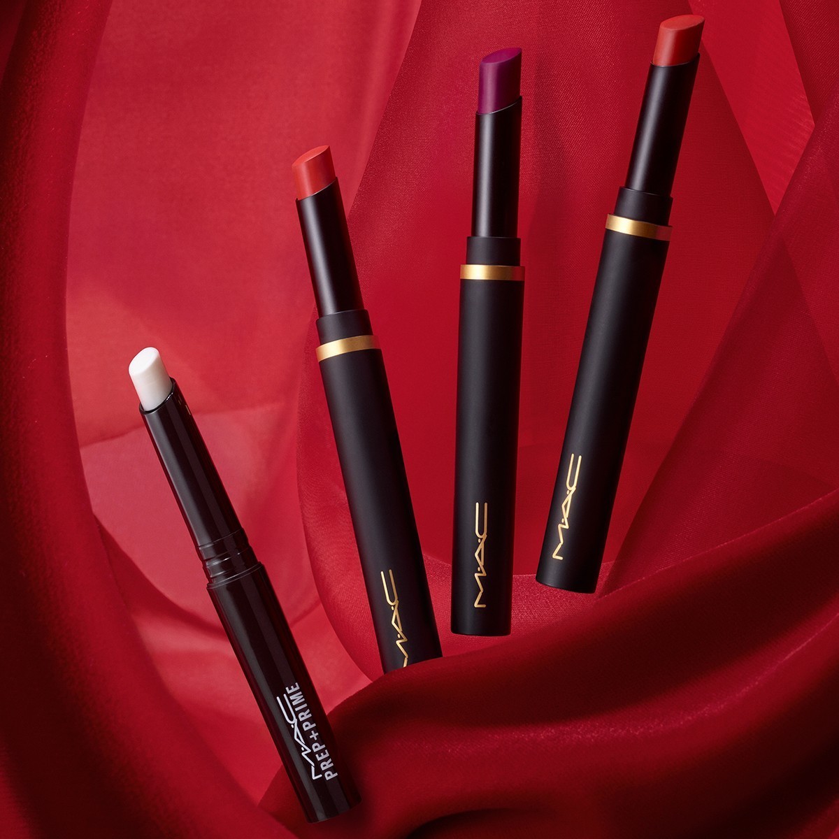 MAC lūpų dažų pudra „Powder Kiss Velvet Blur Slim Stick“ – 2 g
