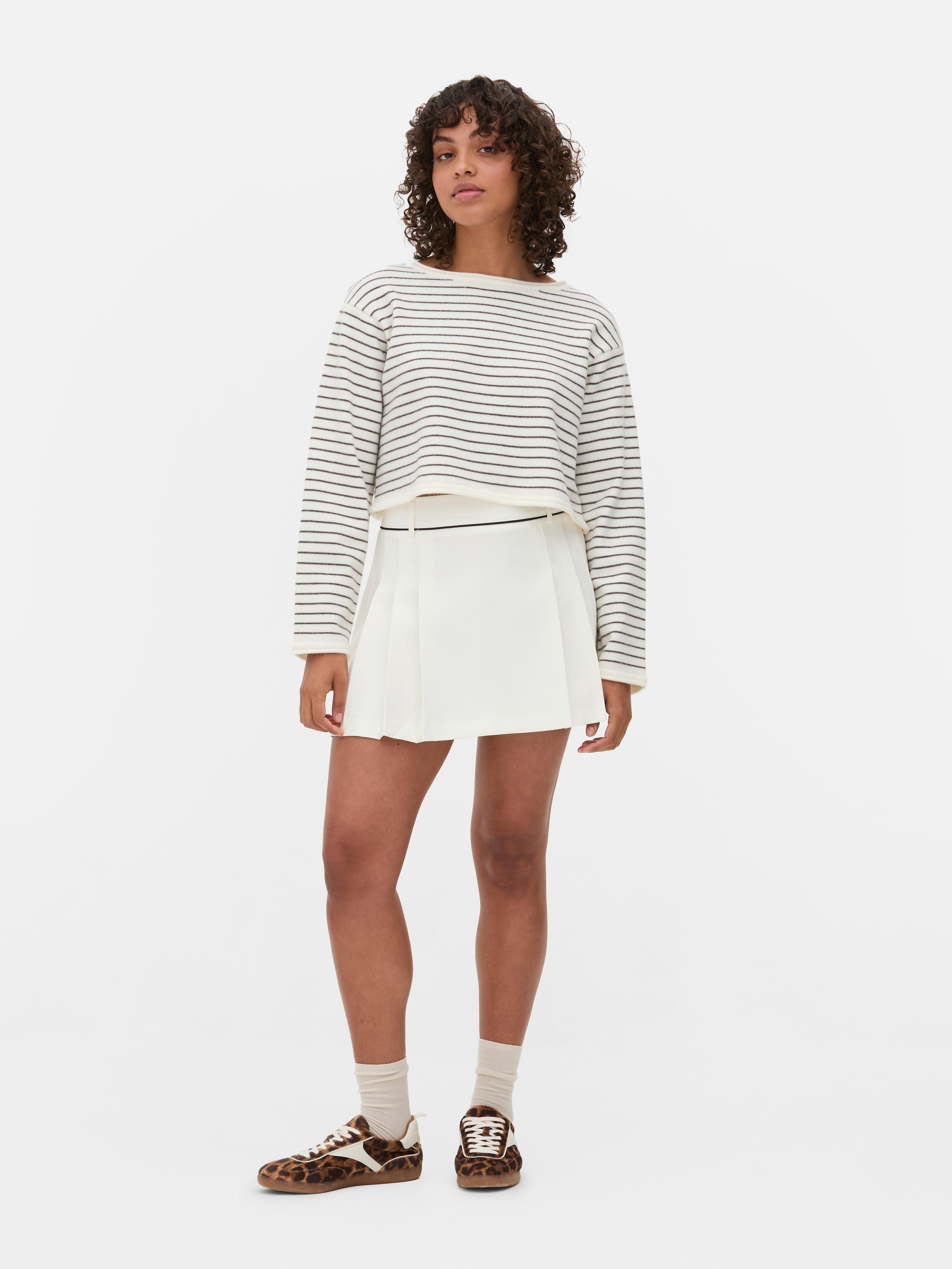 Pulover scurt cu decolteu tip barcă Un pulover scurt cu un design elegant de decolteu tip barcă și mâneci lungi