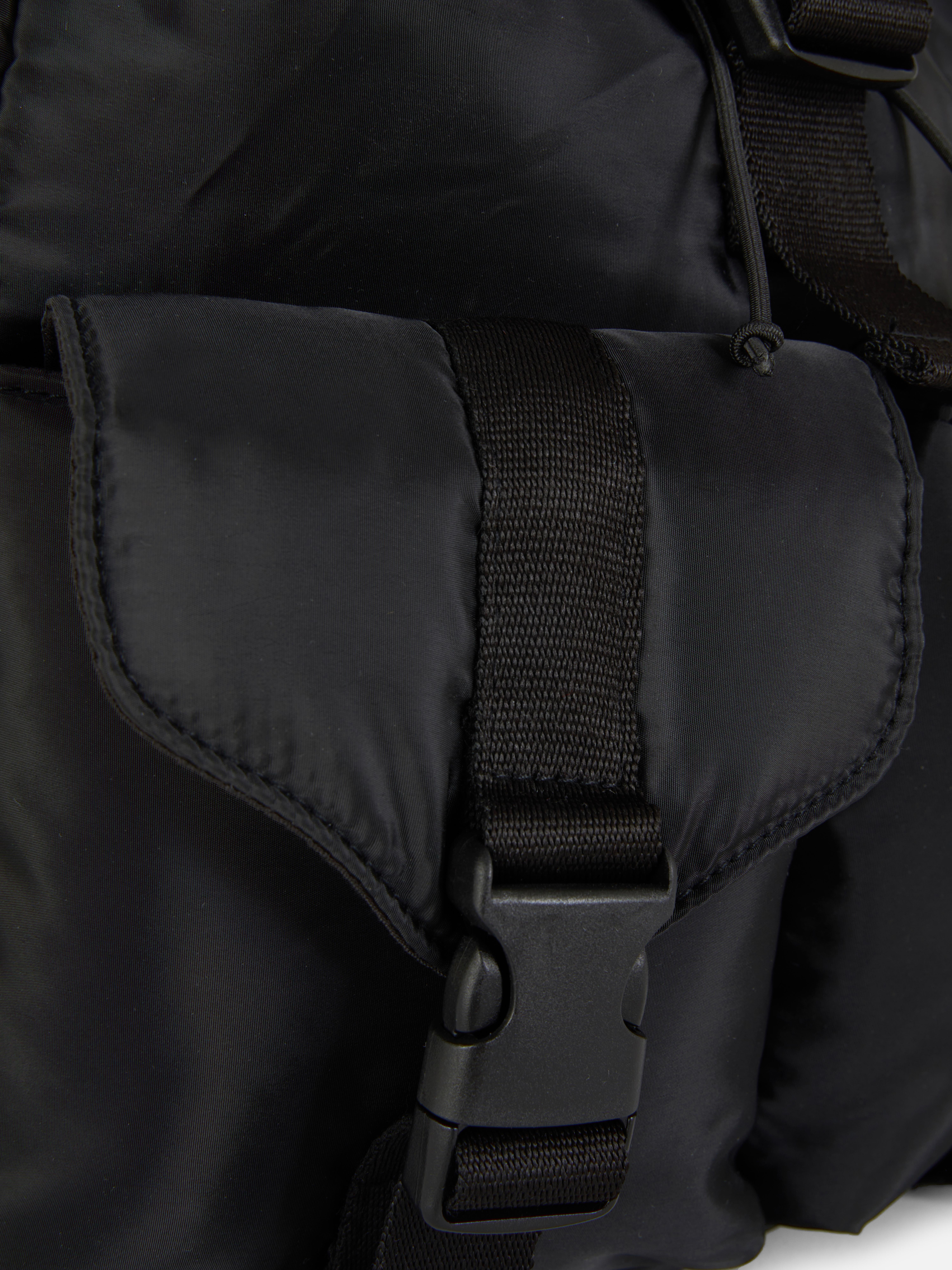 Gepolsterter Rucksack mit mehreren Fächern. Ein leicht gepolsterter Rucksack mit zwei Außentaschen und verstellbaren Schultergurten.