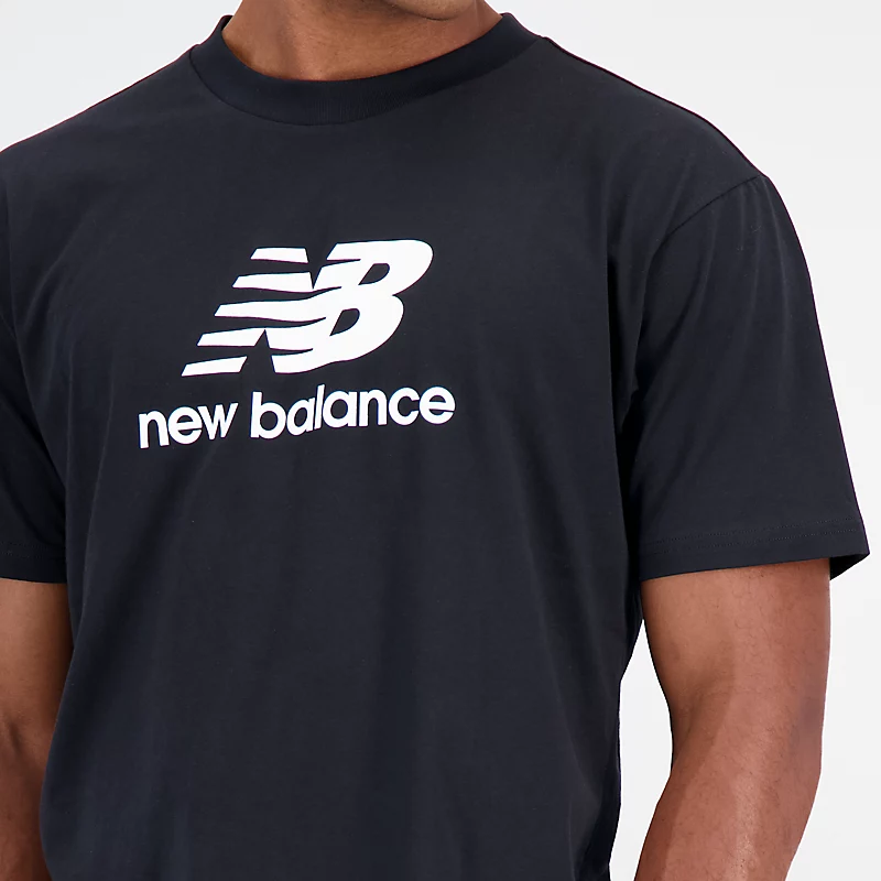 Camiseta masculina Essentials com logo empilhado e manga curta em algodão - PRETA