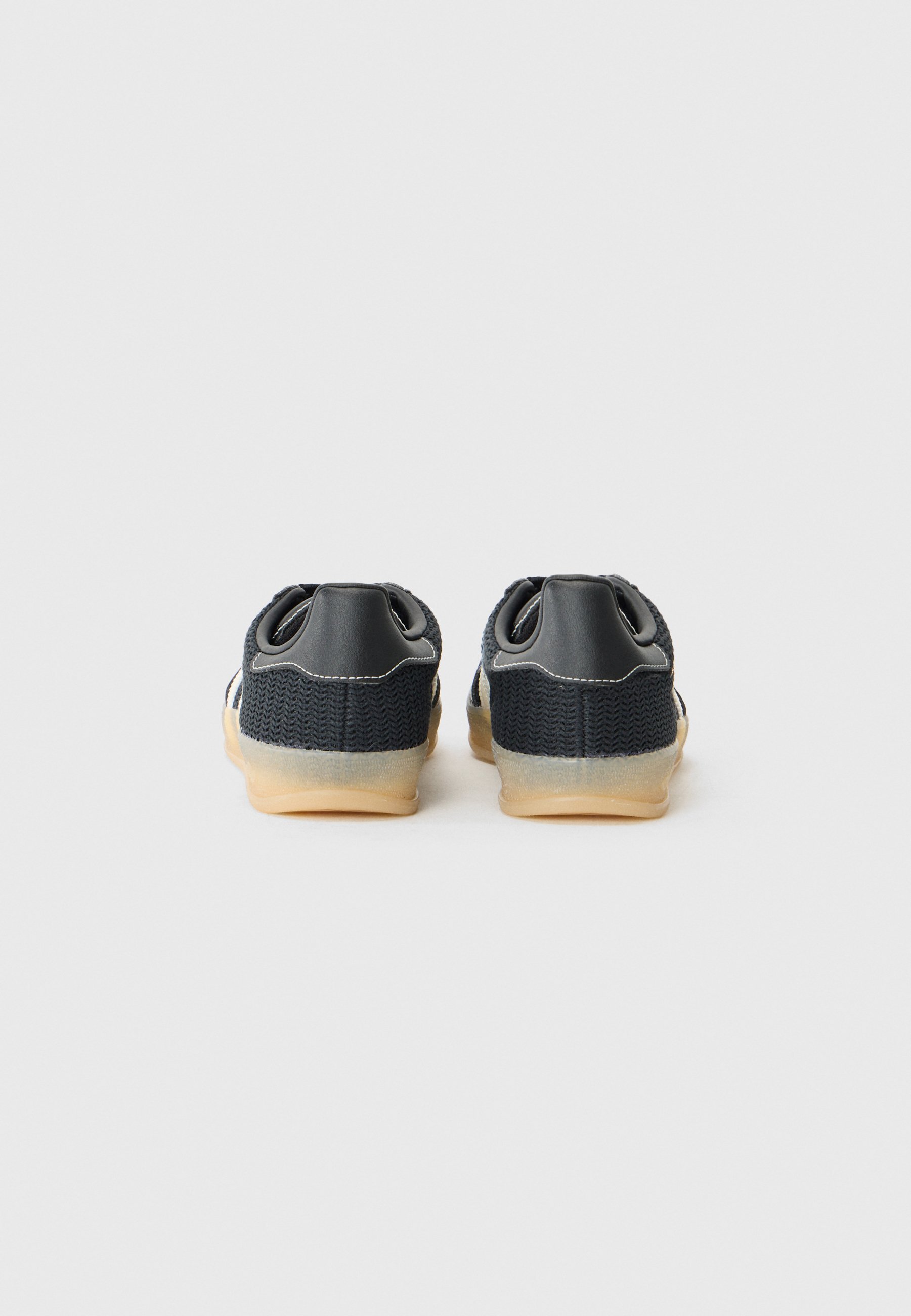adidas Originals GAZELLE INDOOR UNISEXE - Baskets - noir/blanc cassé/beige magique