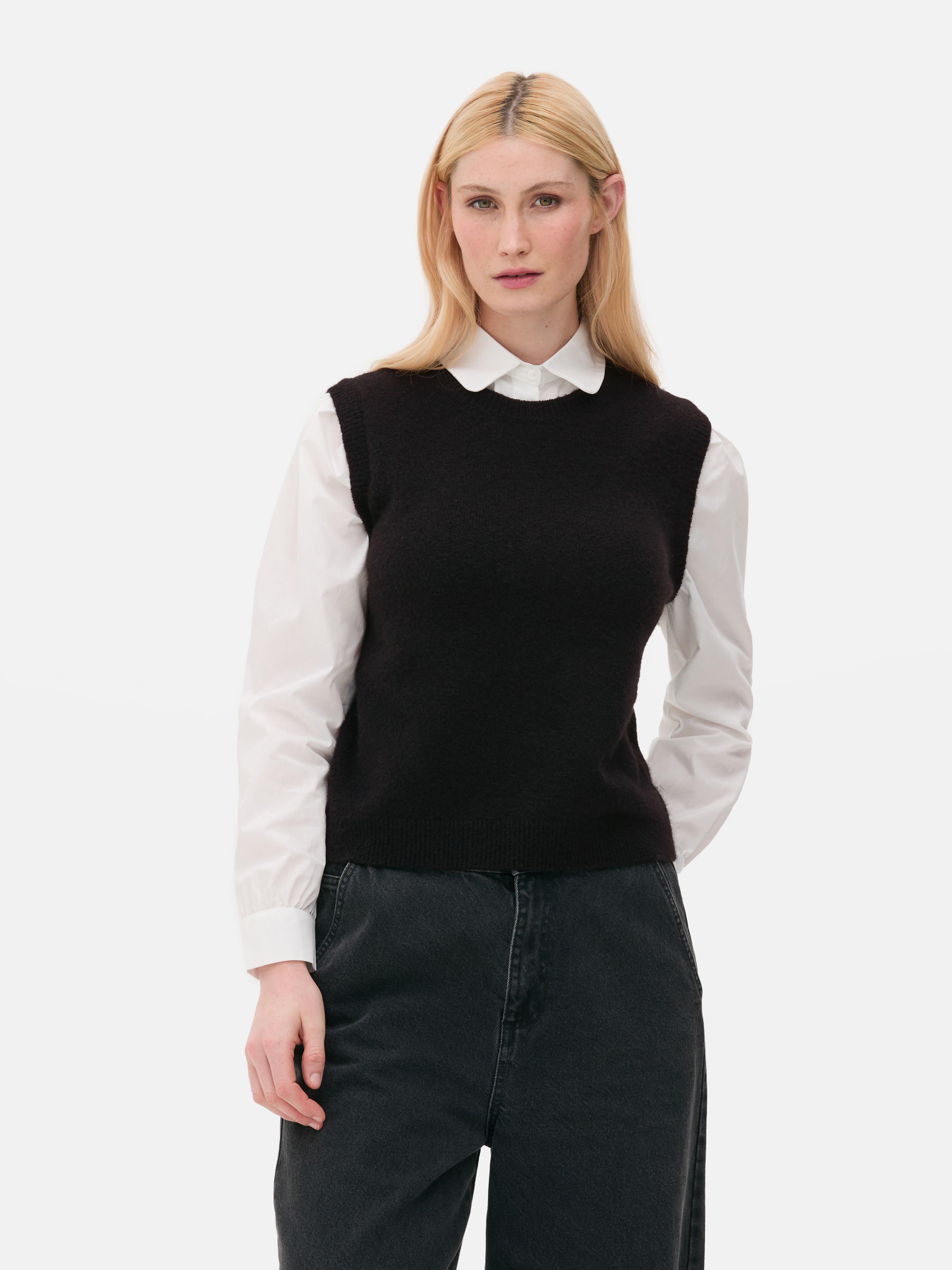 Camicia e gilet 2 in 1. Un gilet in maglia e una camicia con colletto e maniche lunghe con polsini.