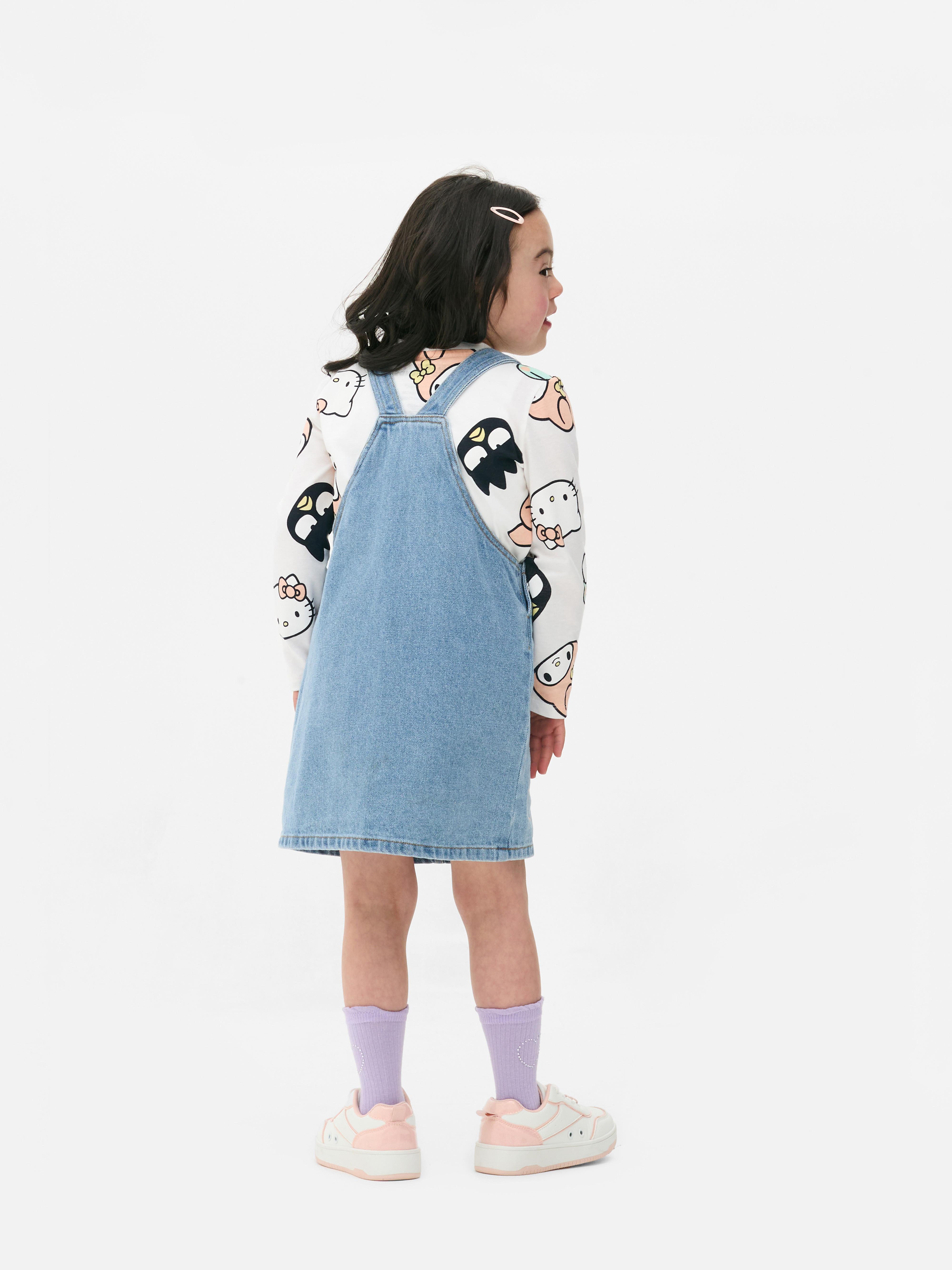 Hello Kitty und ihre Freunde: Schürzenkleid und Langarmshirt. Ein Langarmshirt und ein Jeans-Schürzenkleid mit Hello Kitty und ihren Freunden.