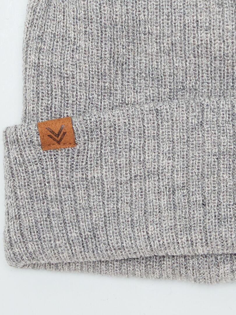 Gorro de tricô com estampa frontal - CINZA