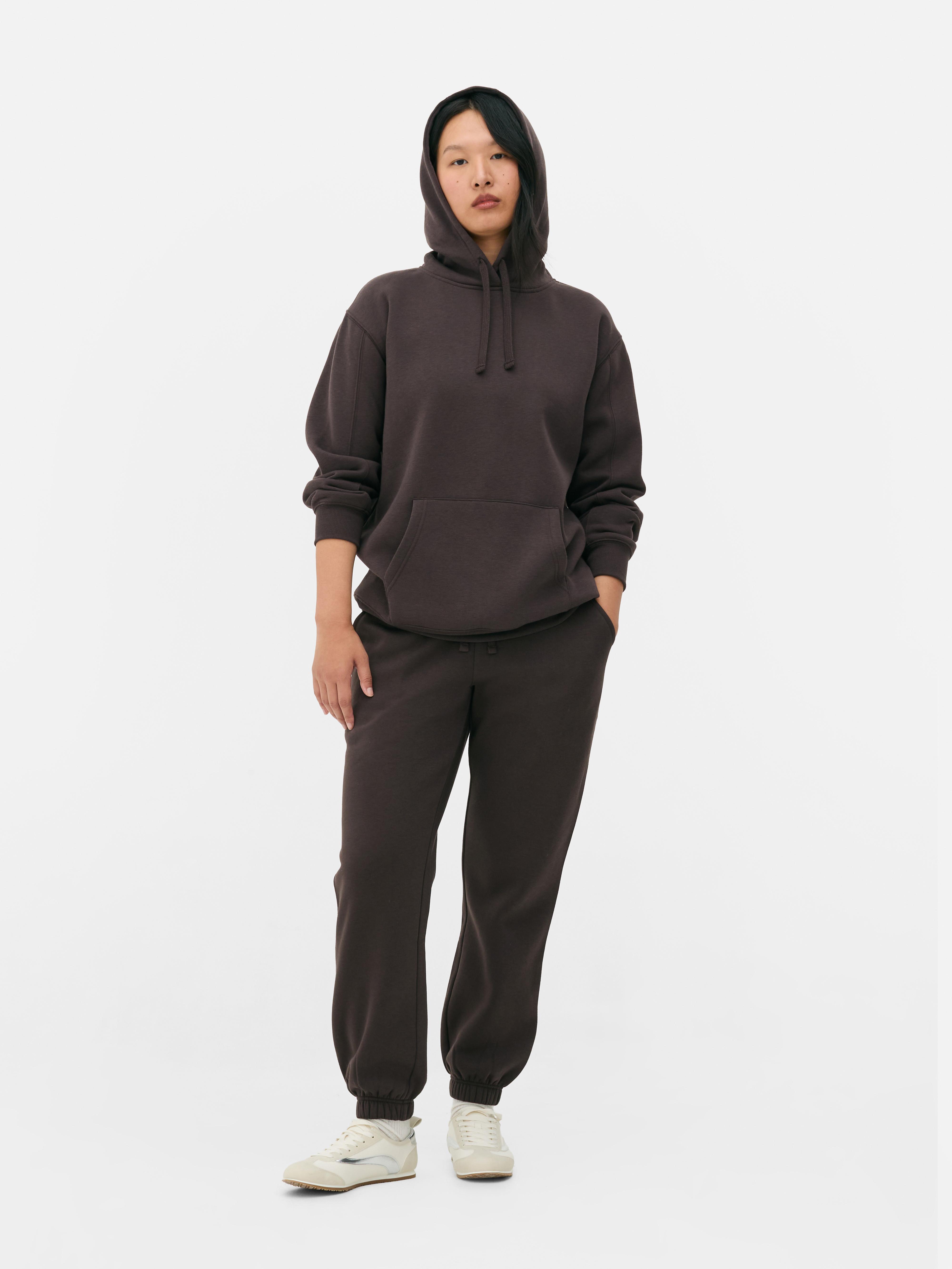 Pantaloni de jogging simpli cu croială regulată. Acești pantaloni de jogging cu manșete până la gleznă sunt indispensabili în garderoba ta casual.