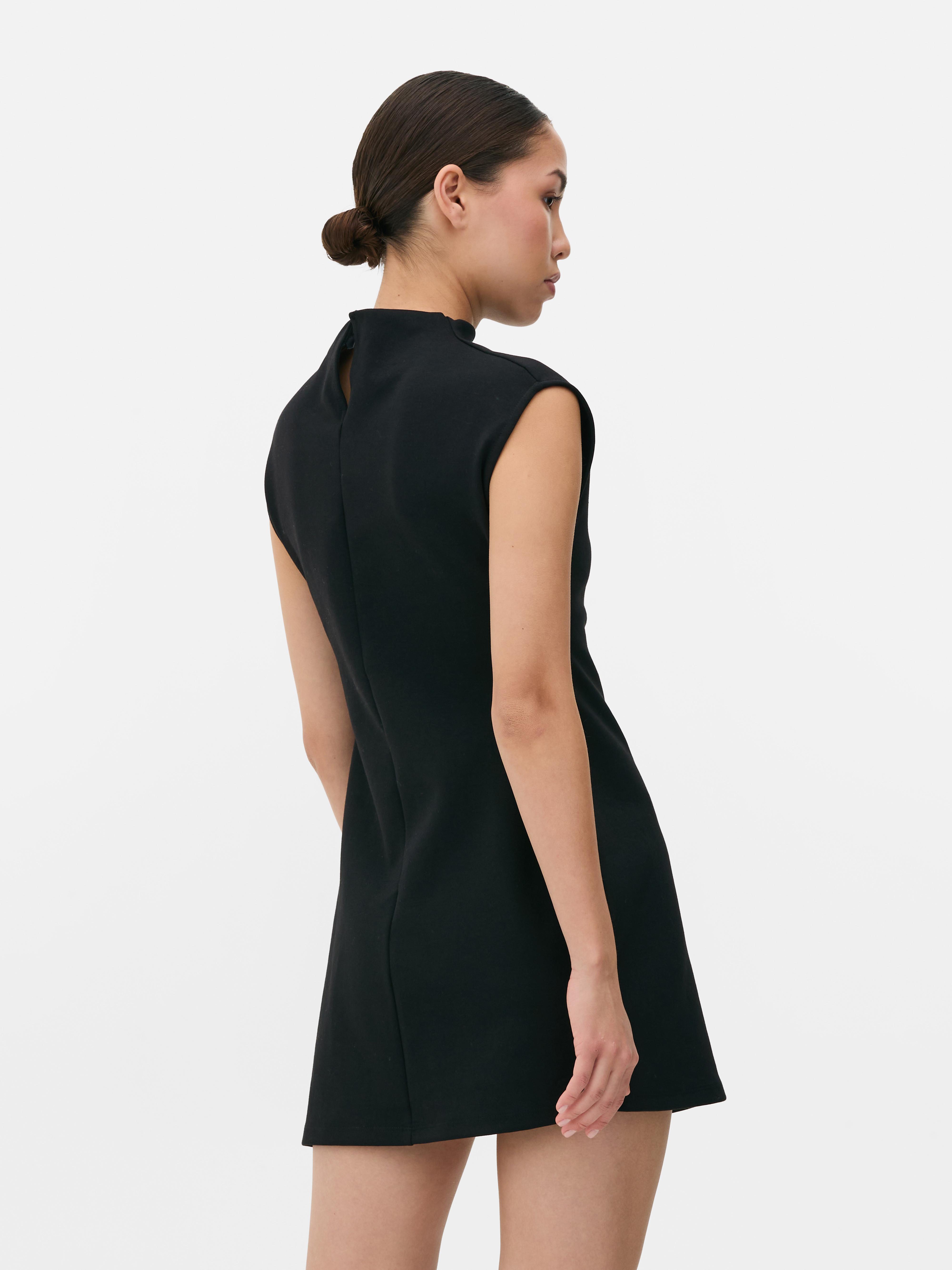Minikleid mit kurzen Ärmeln Ein klassisches Minikleid mit hohem Halsausschnitt und kurzen Ärmeln