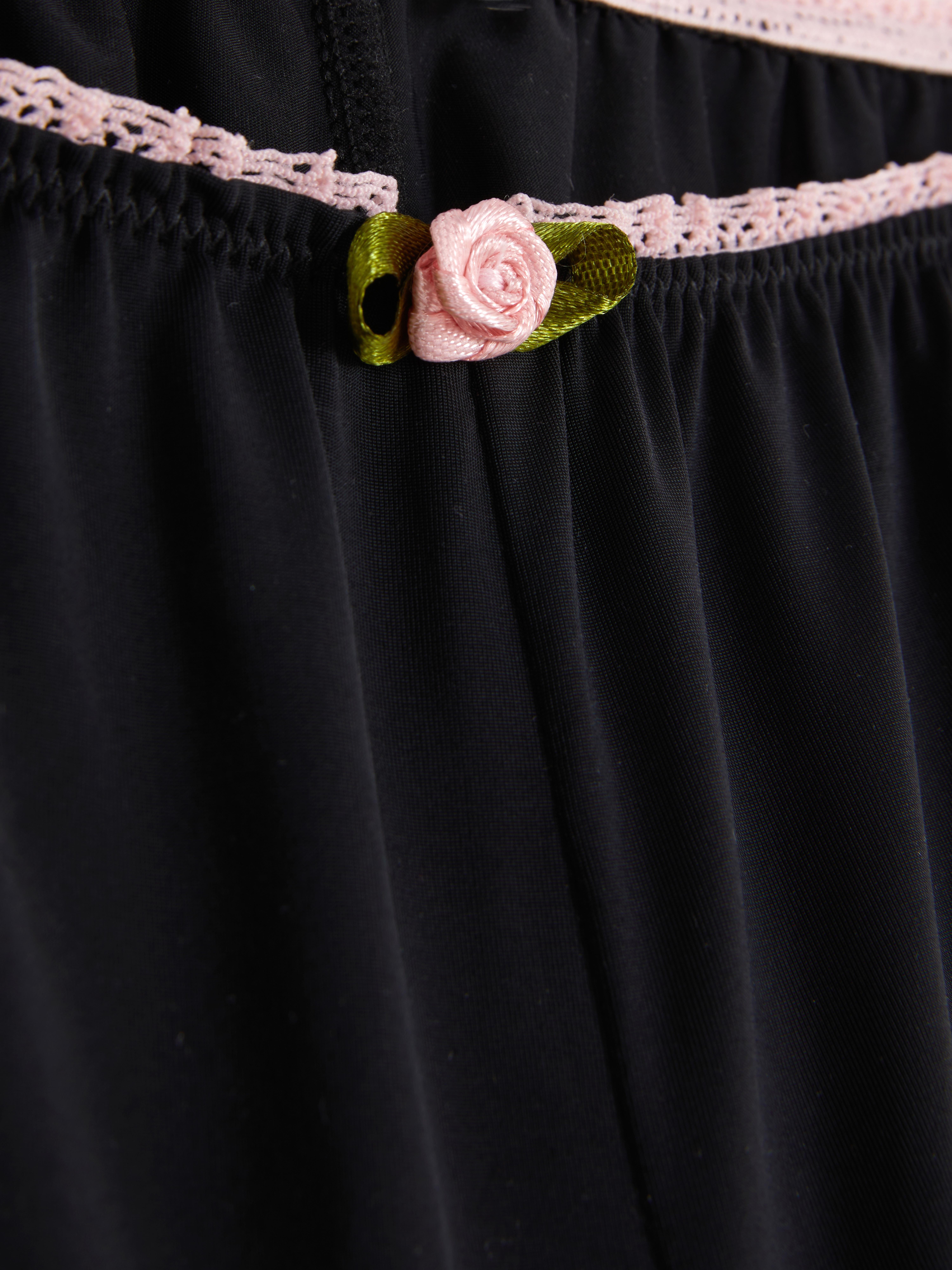 Pantaloni scurți de pijama cu bordură din dantelă. Pantaloni scurți de pijama cu bordură din dantelă și detalii florale.
