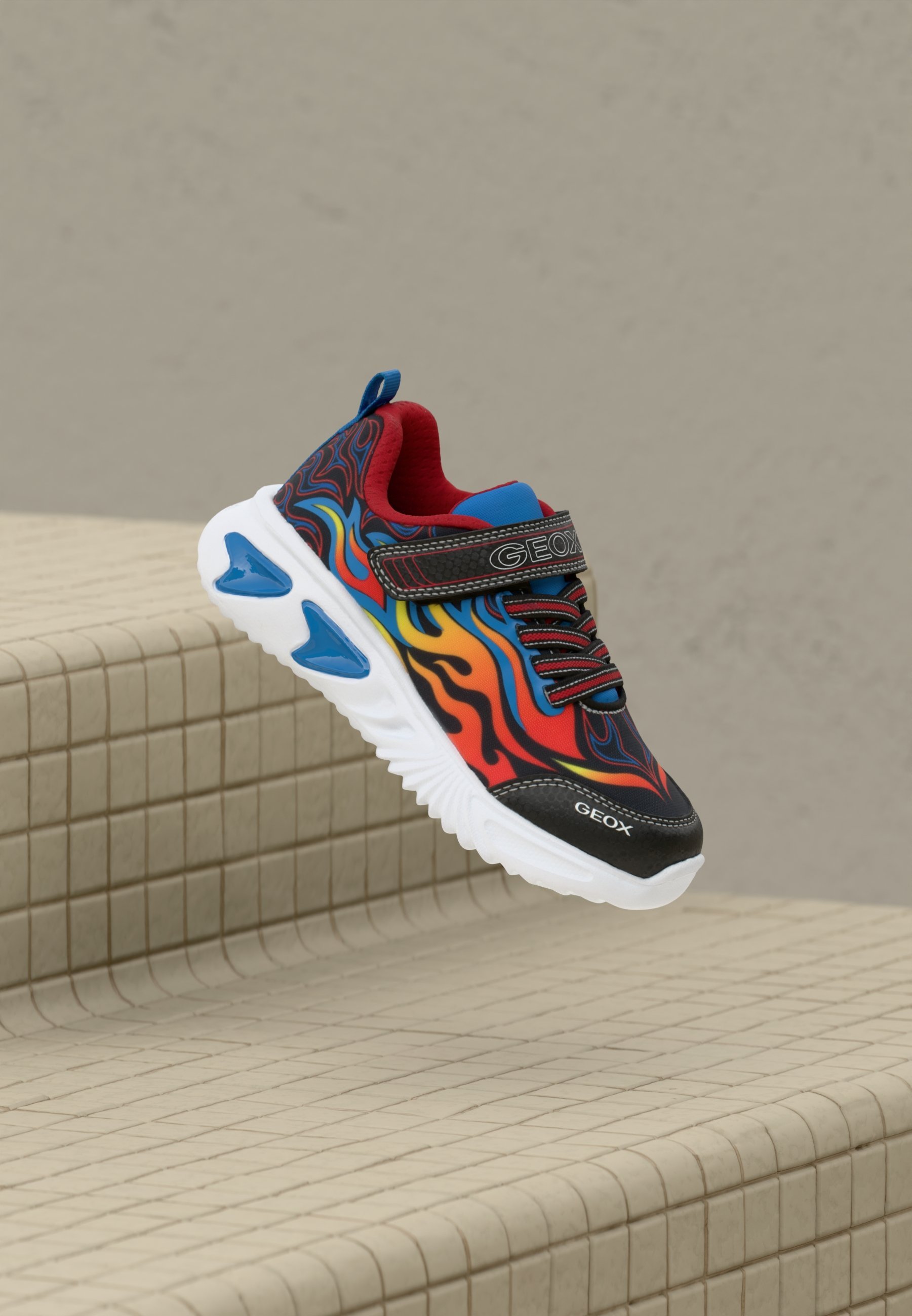 Geox LIGHT UP ASSISTER BOY - Scarpe da ginnastica - nero/cielo