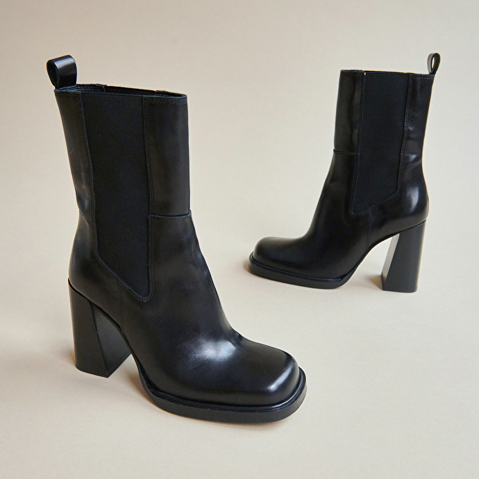 Bottines à talons et bouts carrés  en cuir noir