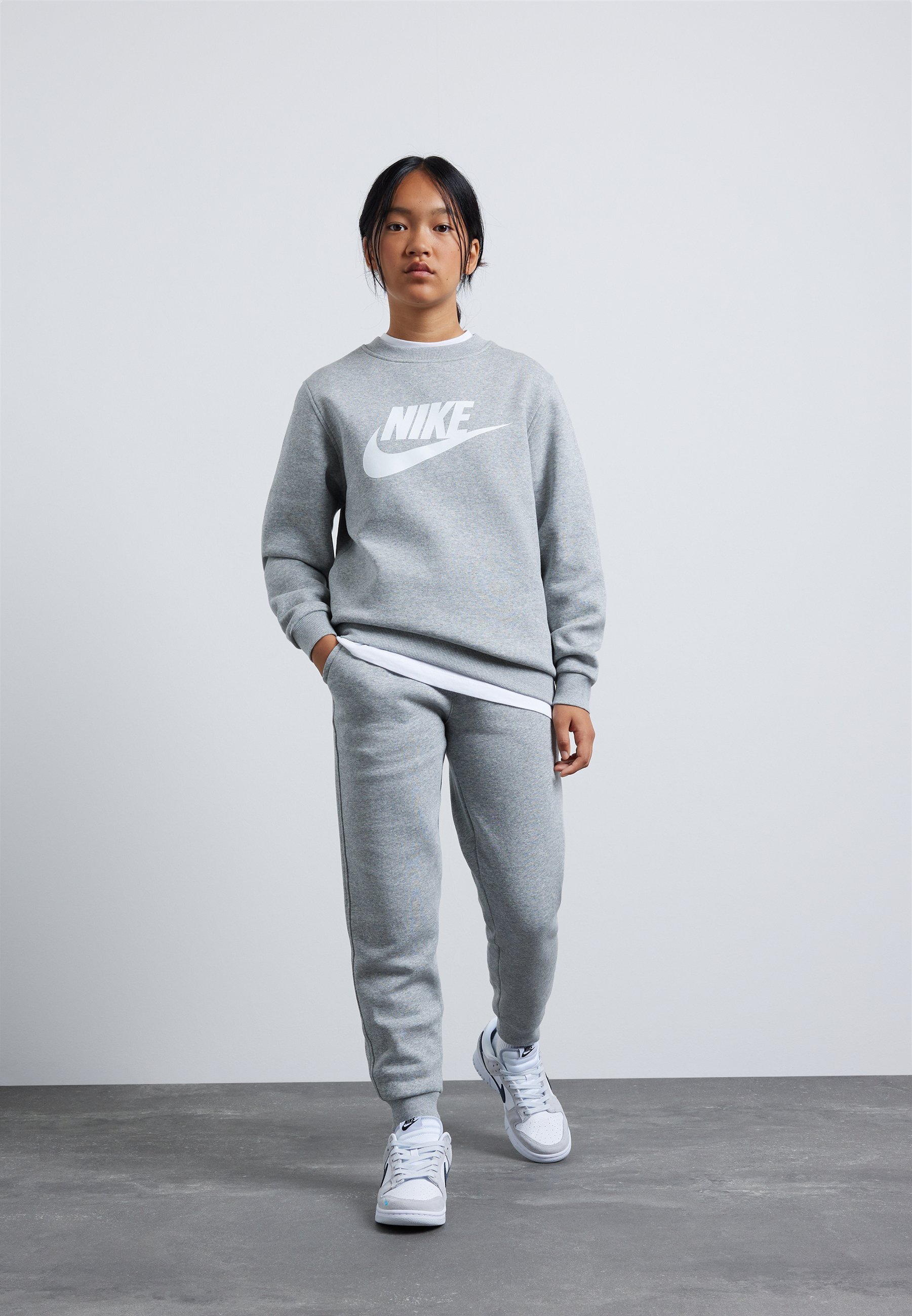 Nike Sportswear CLUB CREW - Sweatshirt - donkergrijs gemêleerd/wit
