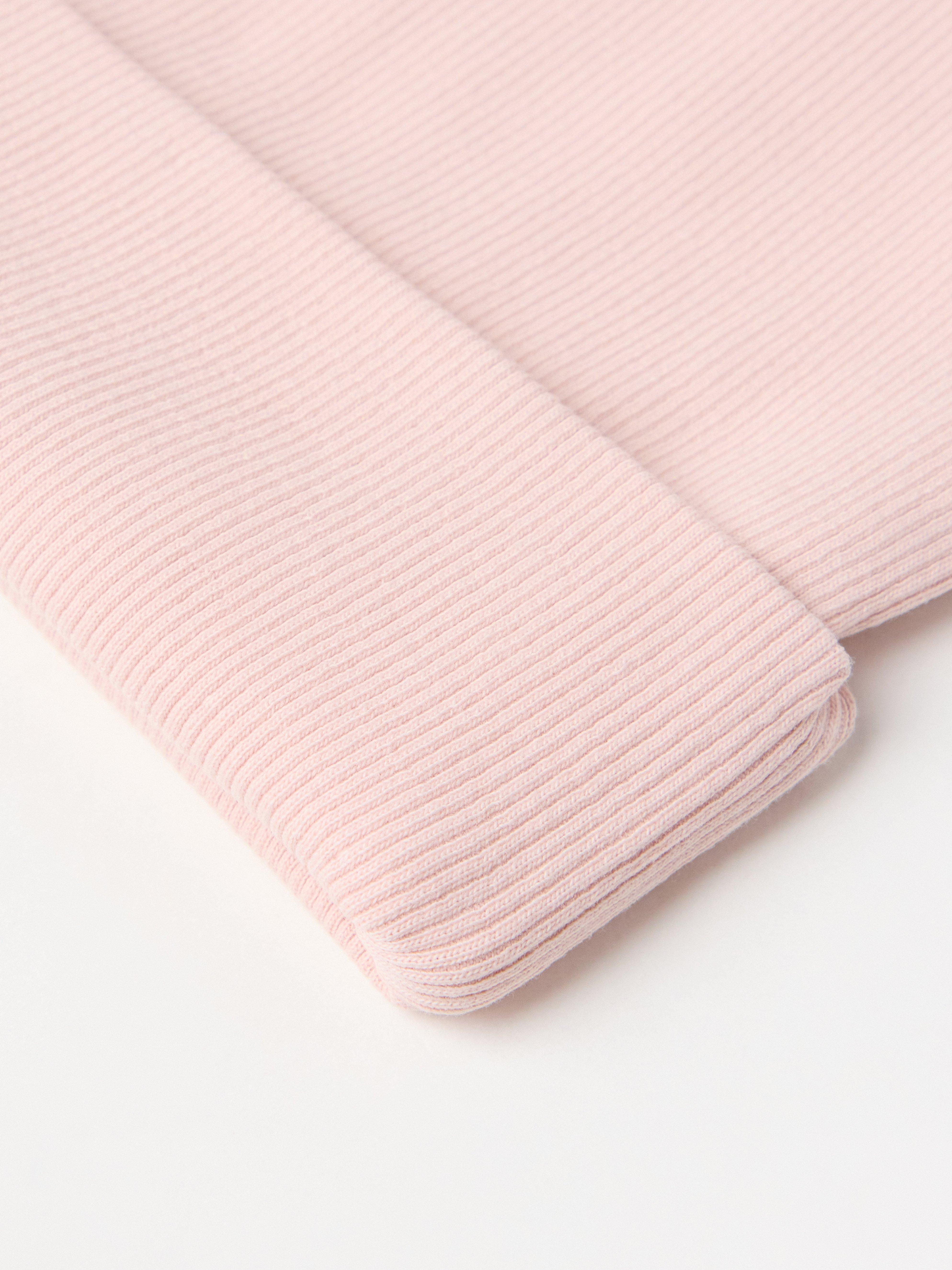 Gorro acanalado rosa claro empolvado
