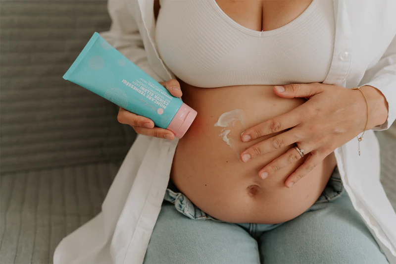 Creme antiestrias MomCare by Lina para estrias no corpo.