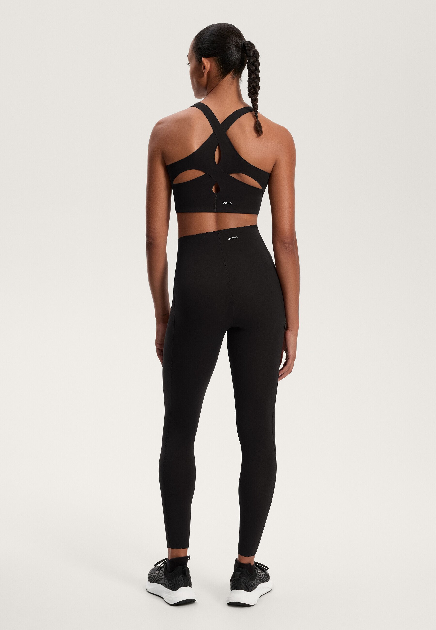 Soutien-gorge de sport à maintien moyen OYSHO LIGHT TOUCH - Noir