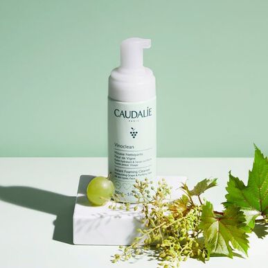 „Caudalie Vinoclean“ valomosios putos su vynmedžių žiedais, drėkinamosios ir valomosios valomosios putos, 50 ml