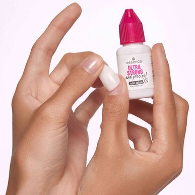 Essence Ultra Strong and Precise lepilo za nohte 8 g