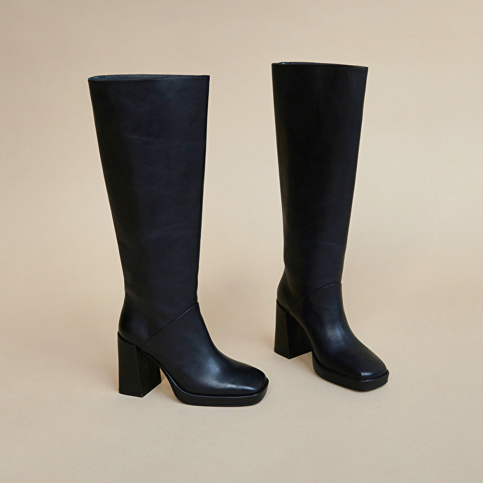 Bottes à talons hauts et bouts carrés  en cuir noir