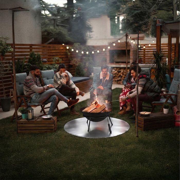 Tapete redondo à prova de fogo Relaxdays para churrasqueiras e lareiras, Ø 60 cm, proteção para o piso, 5 camadas, preto/prata