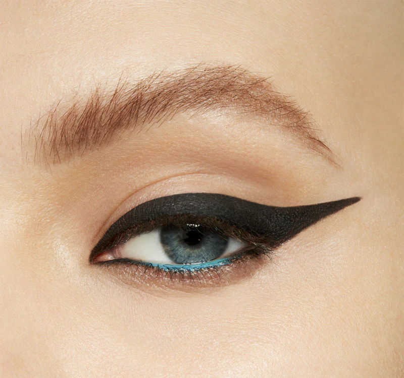 Oční linka MAC Cosmetics Brushstroke 24 Hour Liner s perličkami