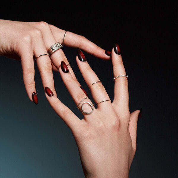 Lottie London x Vampyrų dienoraščiai. Stay Press'd – Mirtinai.