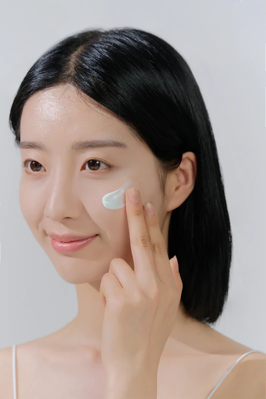SKIN1004 Madagascar Centella Hyalu-Cica Water-Fit Sun Serum, sérum protetor solar com efeito hidratante.