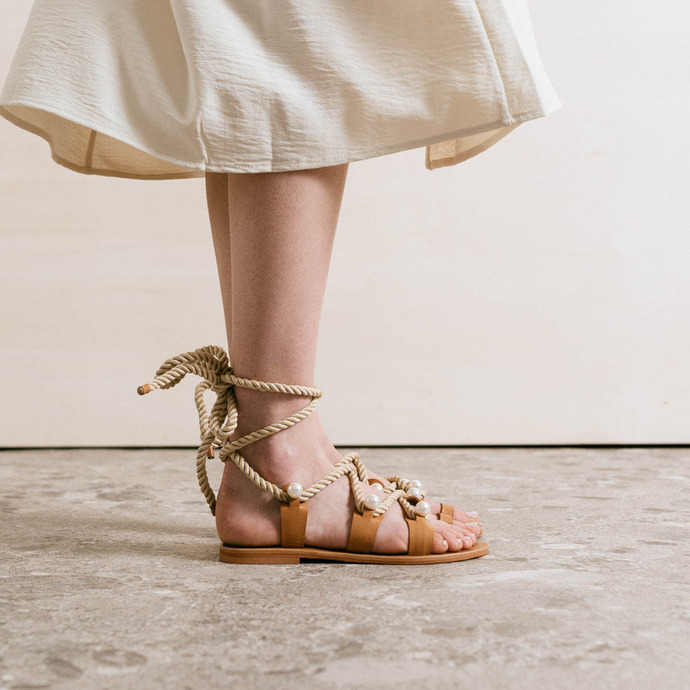 Sandales à brides, perles et lanières tressées  en cuir camel