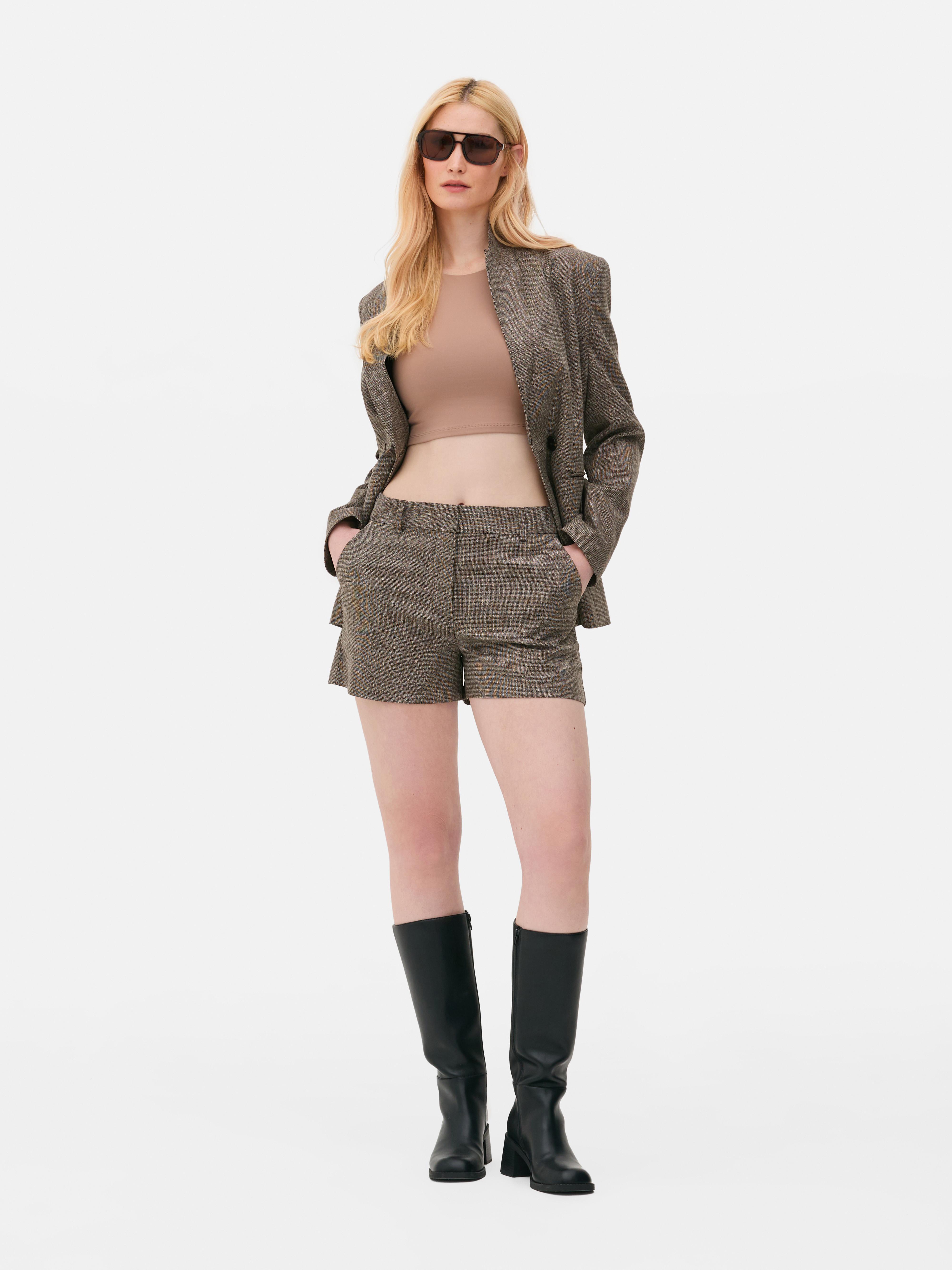 Pantaloni scurți texturați, mulați. Pantaloni scurți texturați cu găici pentru curea, buzunare și închidere cu cârlig în față.