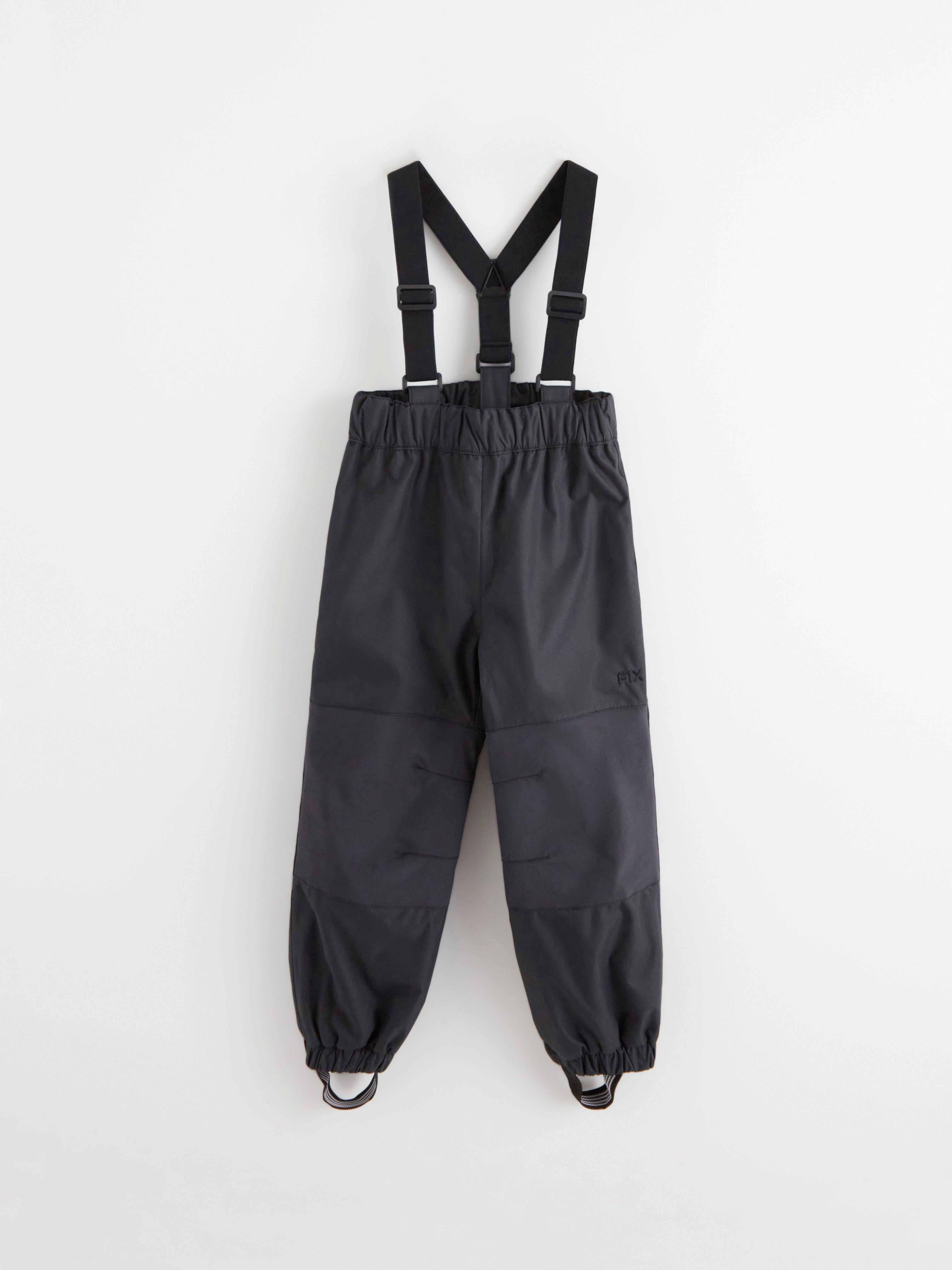 Pantalones impermeables con tirantes, color negro.