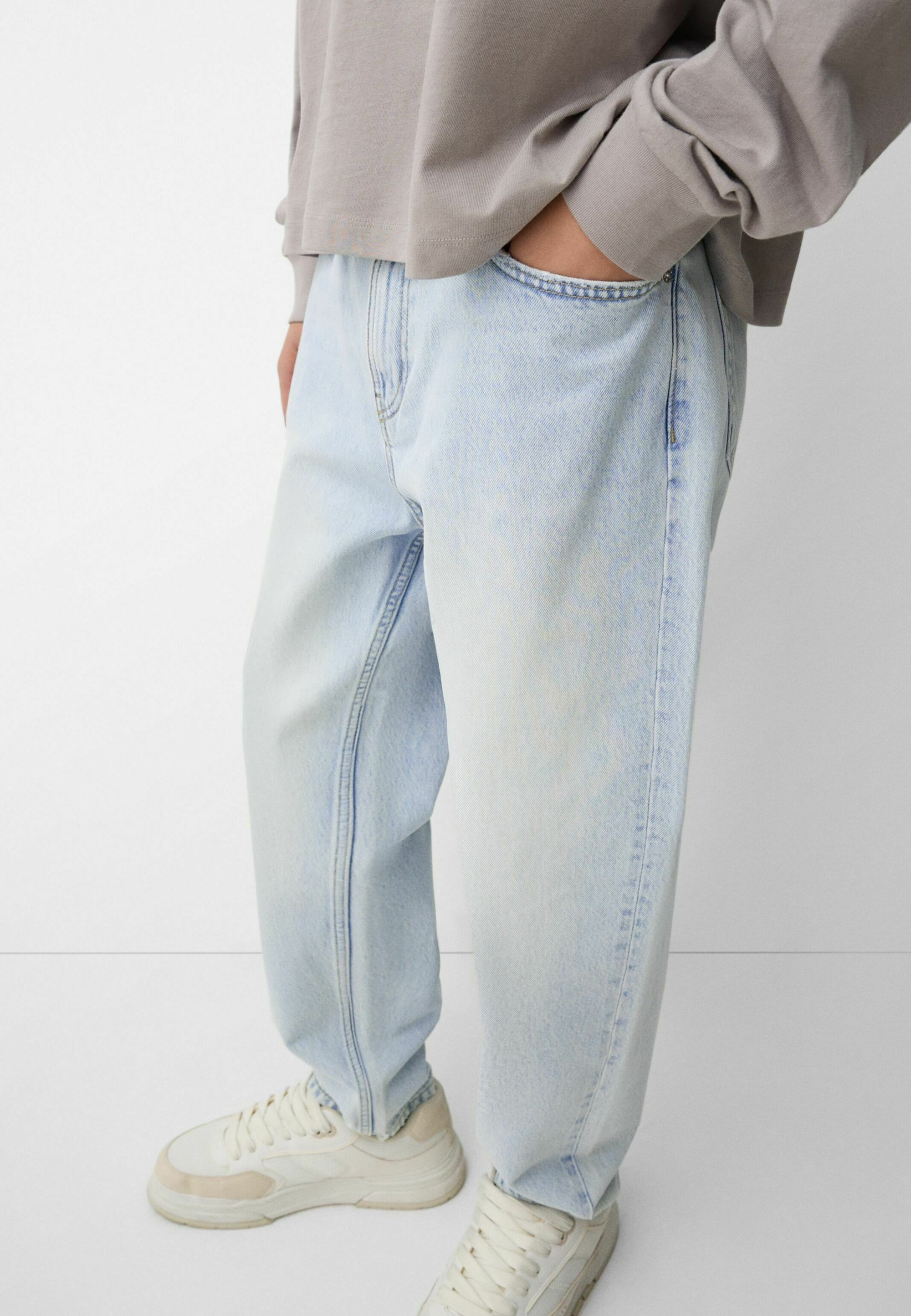 Bershka LOOSE - Jeans a vestibilità affusolata - azzurro