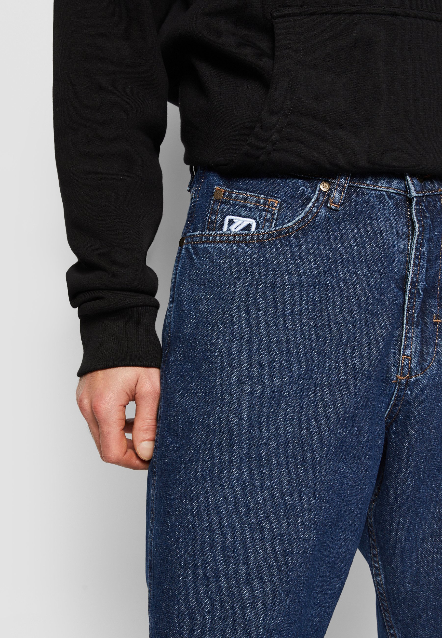 Jeans Karl Kani SMALL SIGNATURE TAPE FIVE POCKET DENIM - Gamba dritta - lavaggio blu