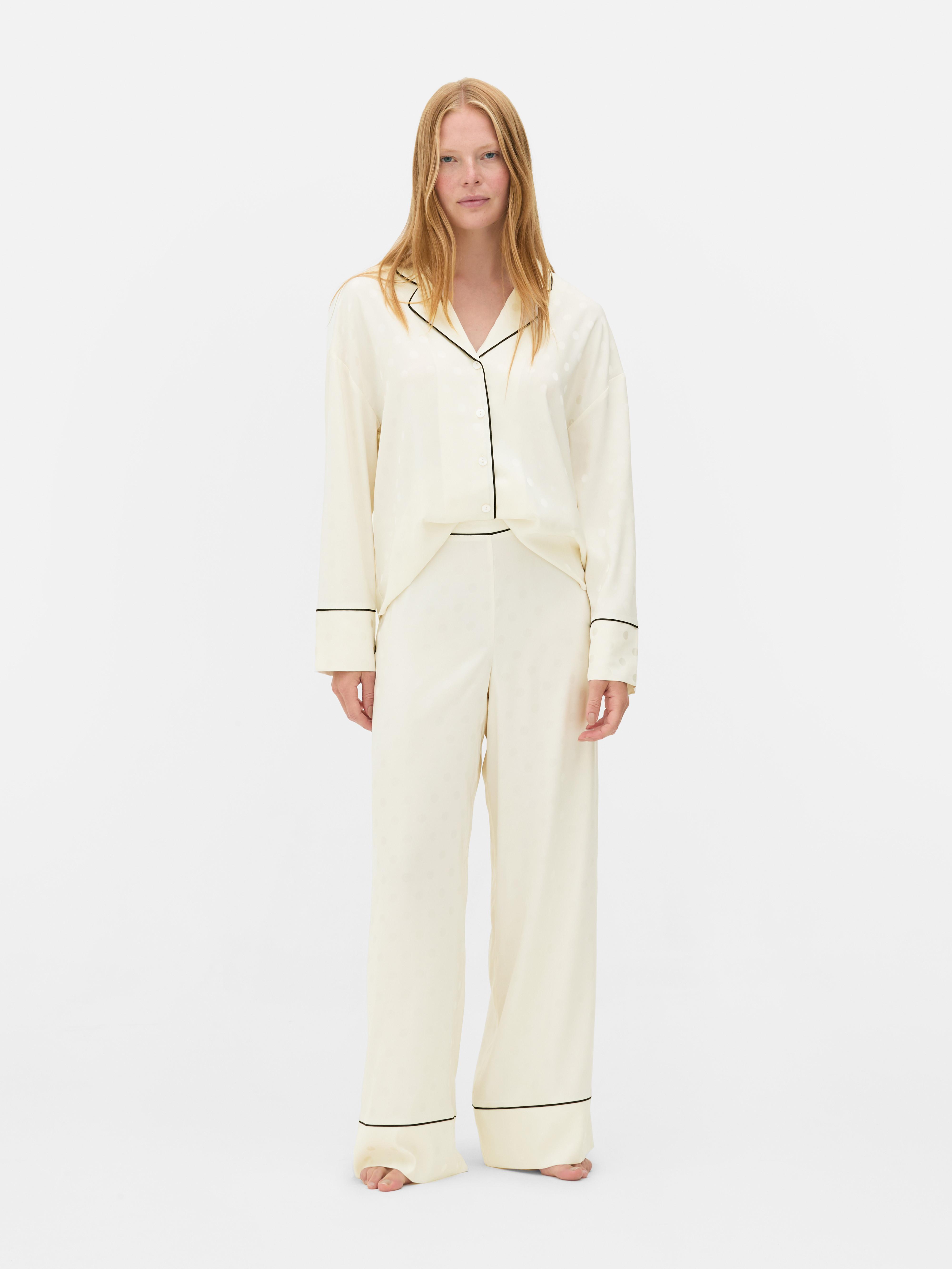 Pantaloni de pijama asortați cu garnitură contrastantă. Pantaloni de pijama cu croială largă și garnitură contrastantă.