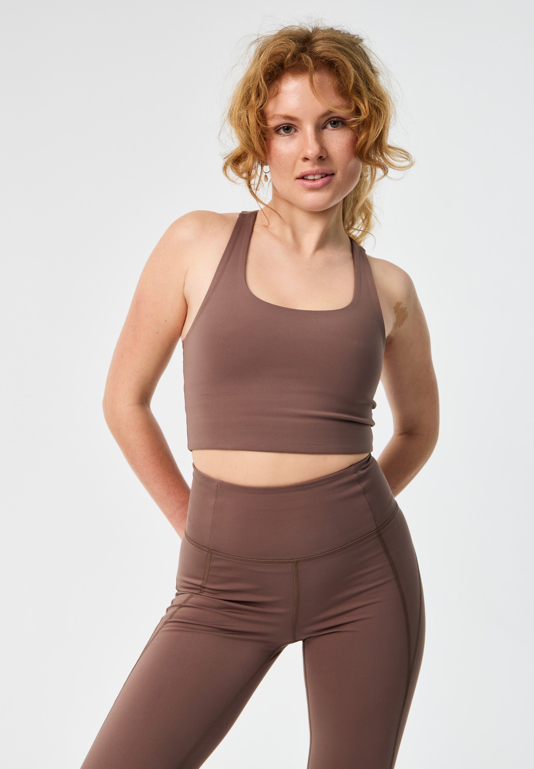 Sportovní podprsenka Girlfriend Collective se střední oporou - bouřlivá