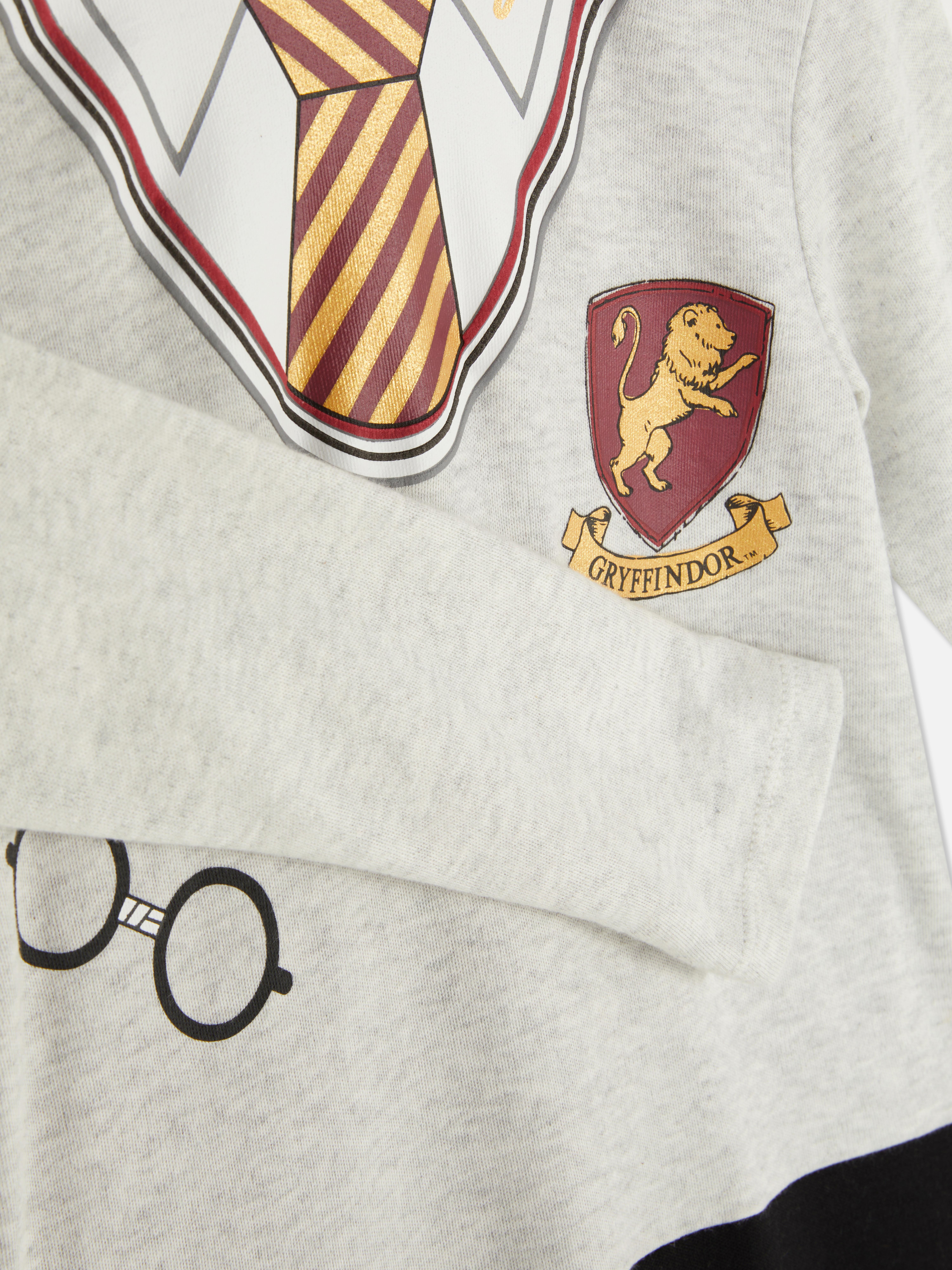 Pijama Harry Potter™ Gryffindor Bebelușul tău arată magic în acest pijamale cu nasturi și mâneci lungi.