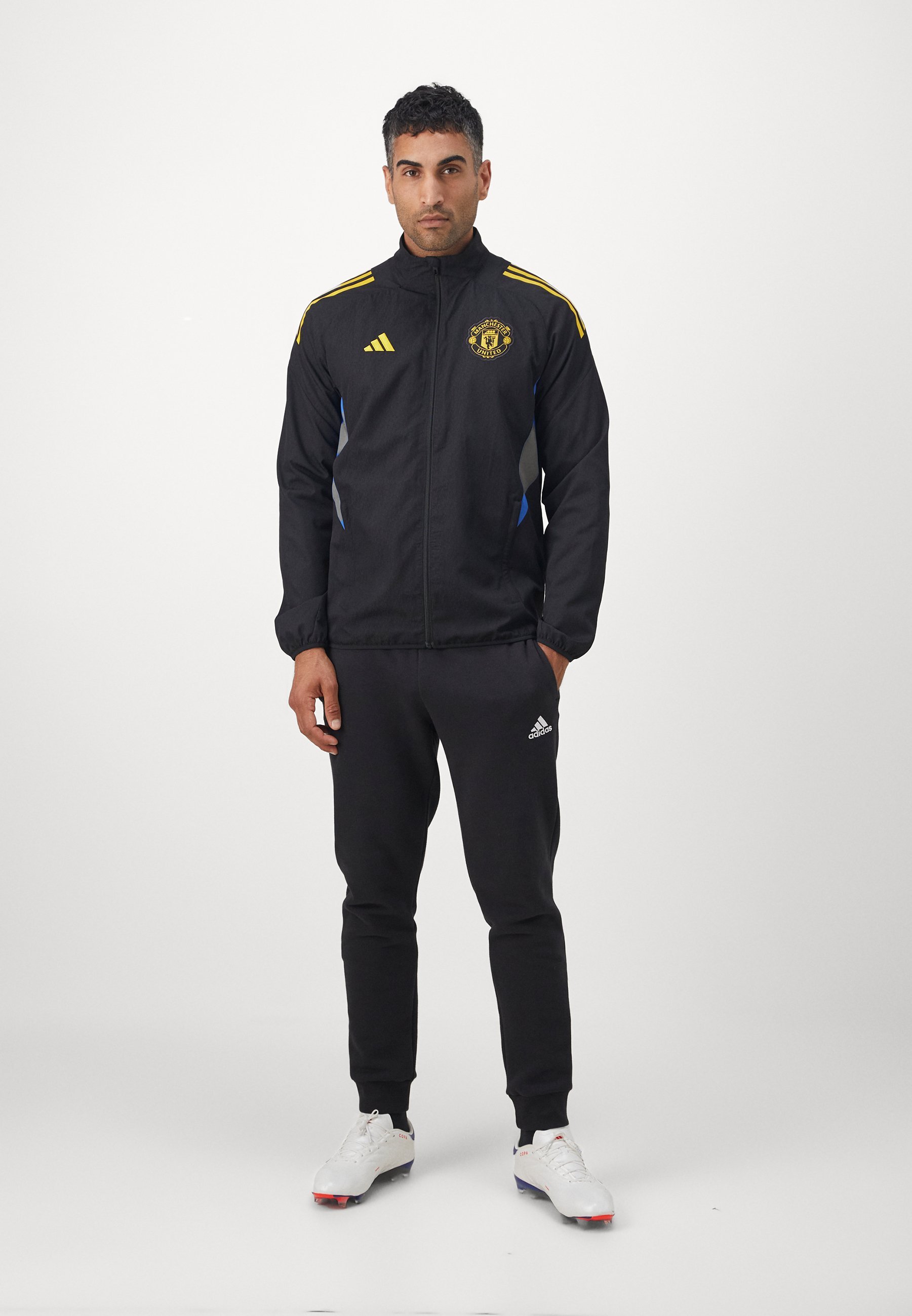 Veste de présentation européenne adidas Performance Manchester United 25/26 - Tenue du club - Noir/Bleu haute résolution/Jaune tribal