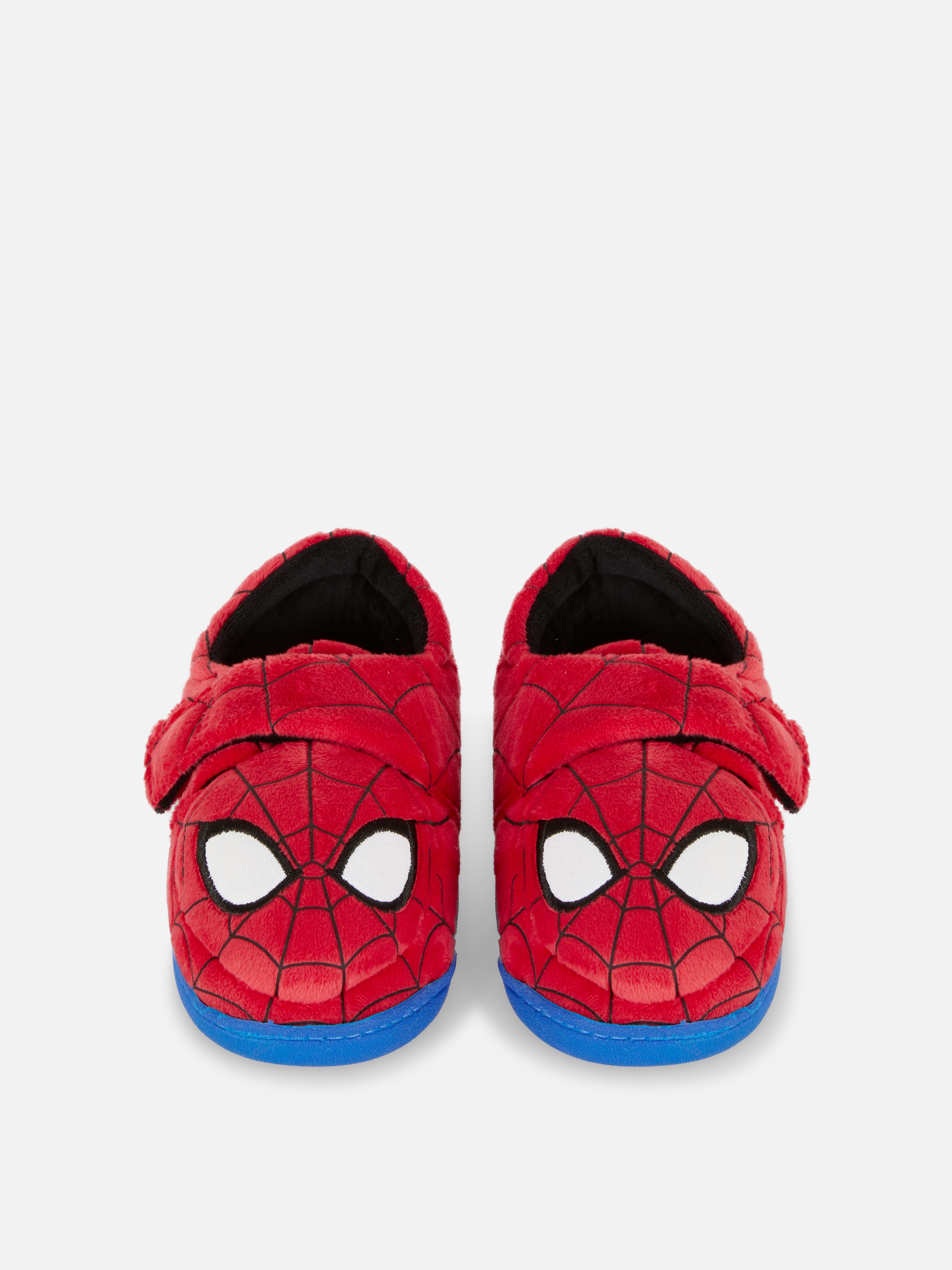 Papuci MARVEL Spider-Man cu talpă tip cupă. Acești papuci Marvel au baretă cu închidere automată și detalii brodate cu Spider-Man.