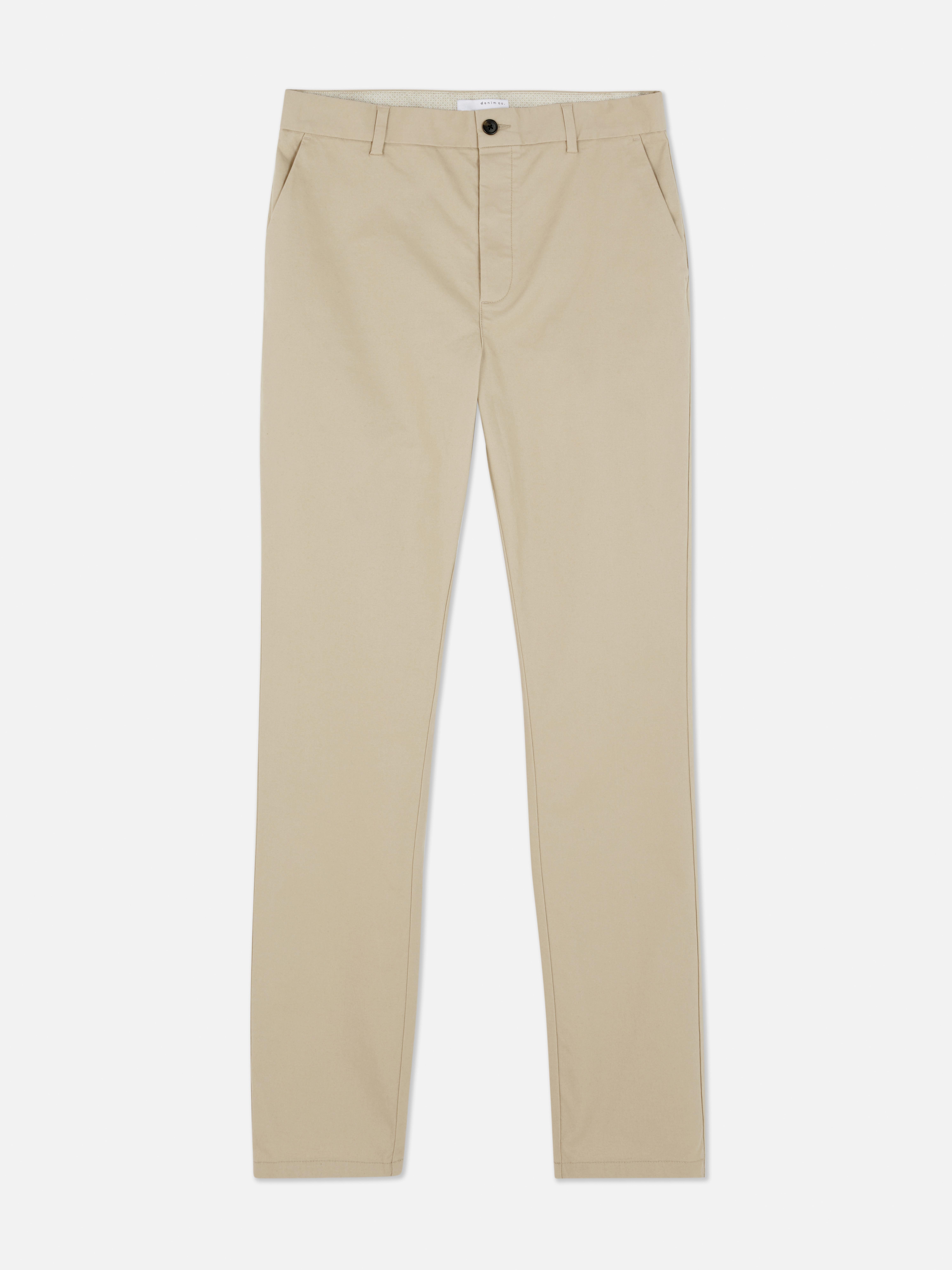 Pantaloni chino elastici, mulați. Pantaloni chino mulați, confecționați în principal din bumbac și cu buzunare laterale.
