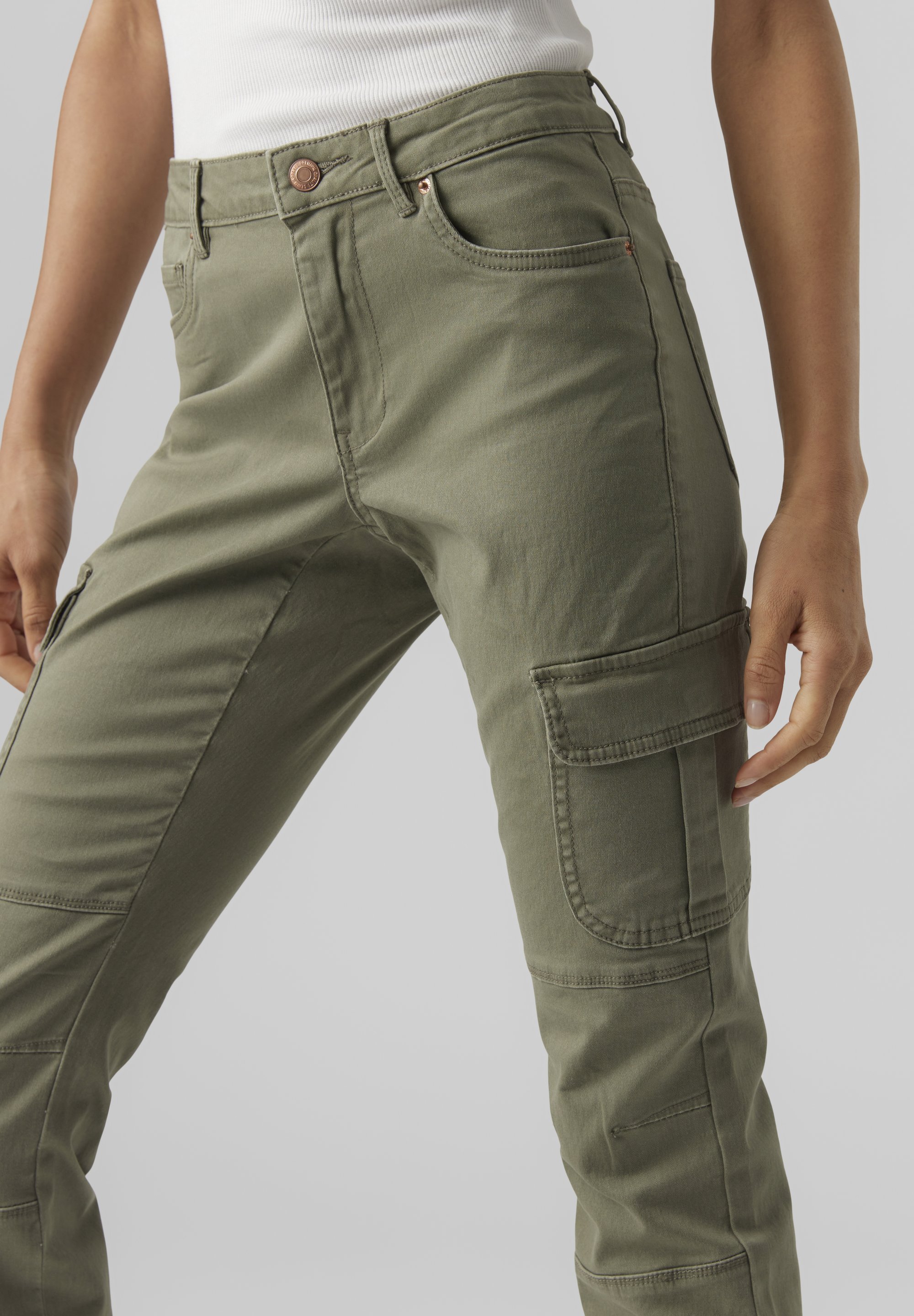 Vero Moda VMIVY ANKLE - Cargobroek - klimopgroen