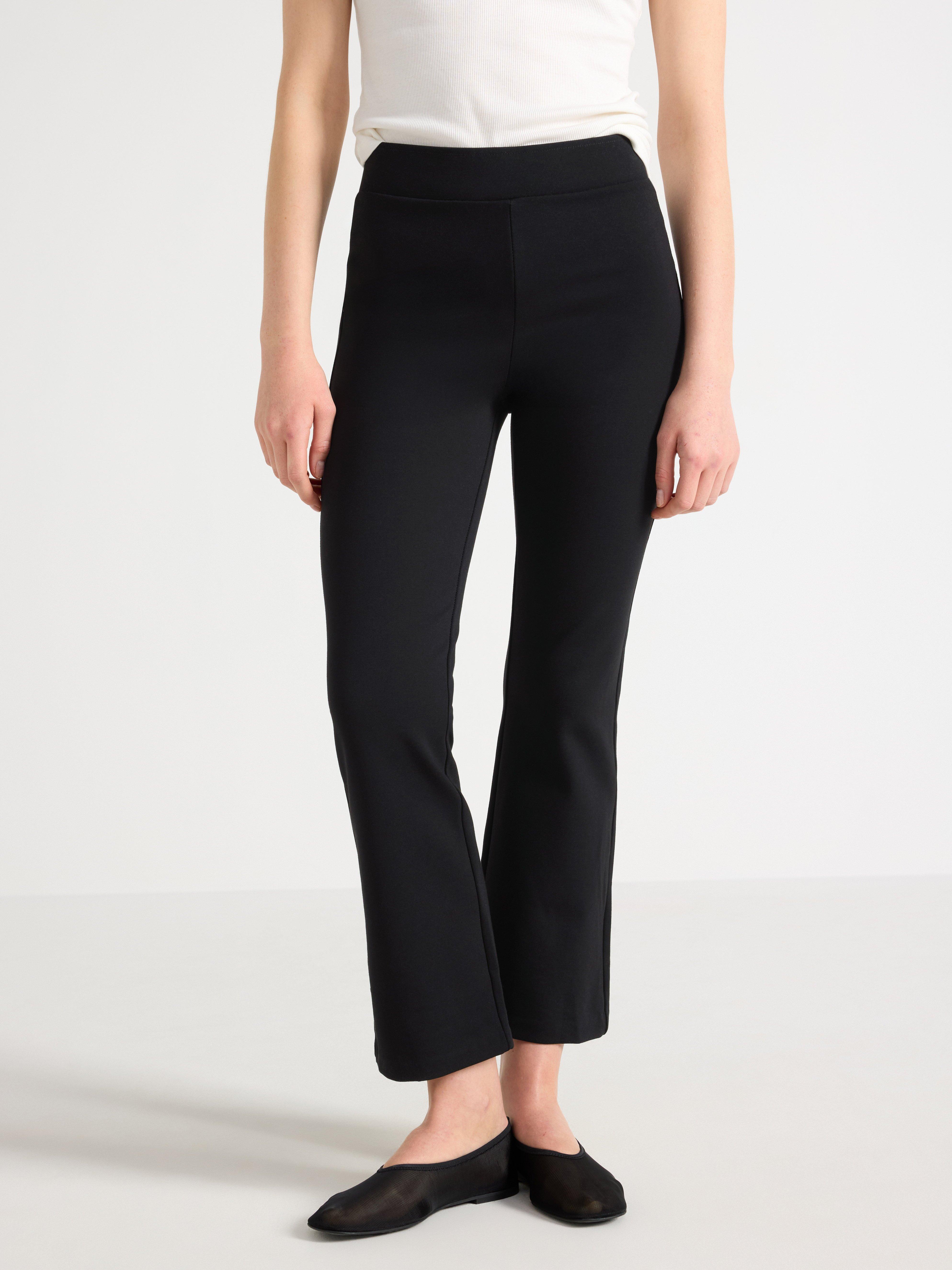 Calça cropped flare preta