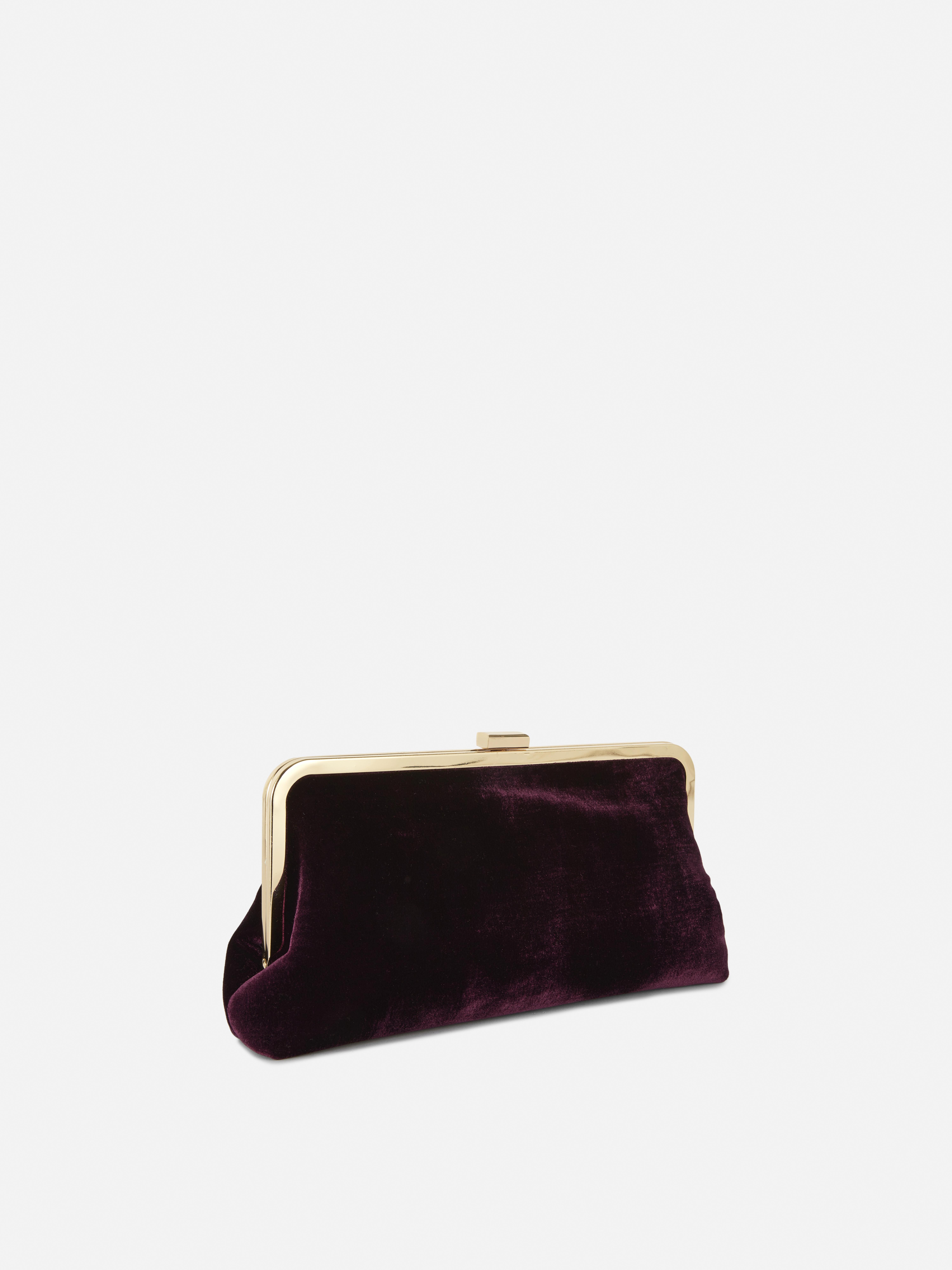 Clutch din catifea cu ramă. Acest clutch din catifea cu formă vintage completează orice ținută de seară.