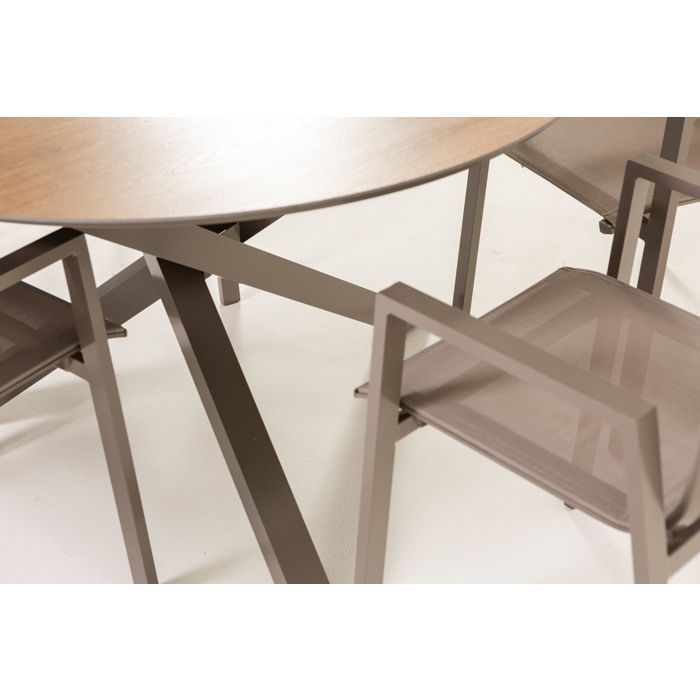 Conjunto de jardín TEO & DINA con mesa redonda de Ø120 cm con efecto madera en SPC y 4 sillas apilables en textilene, estructura de aluminio.