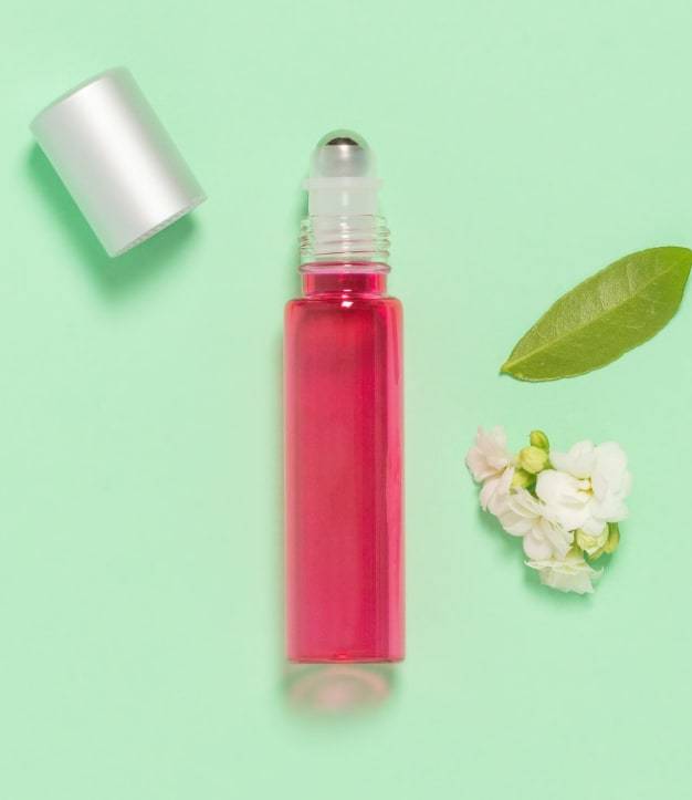 Buteleczka typu roll-on o pojemności 15 ml, wykonana z różowego szkła i wyposażona w kulkę stalową