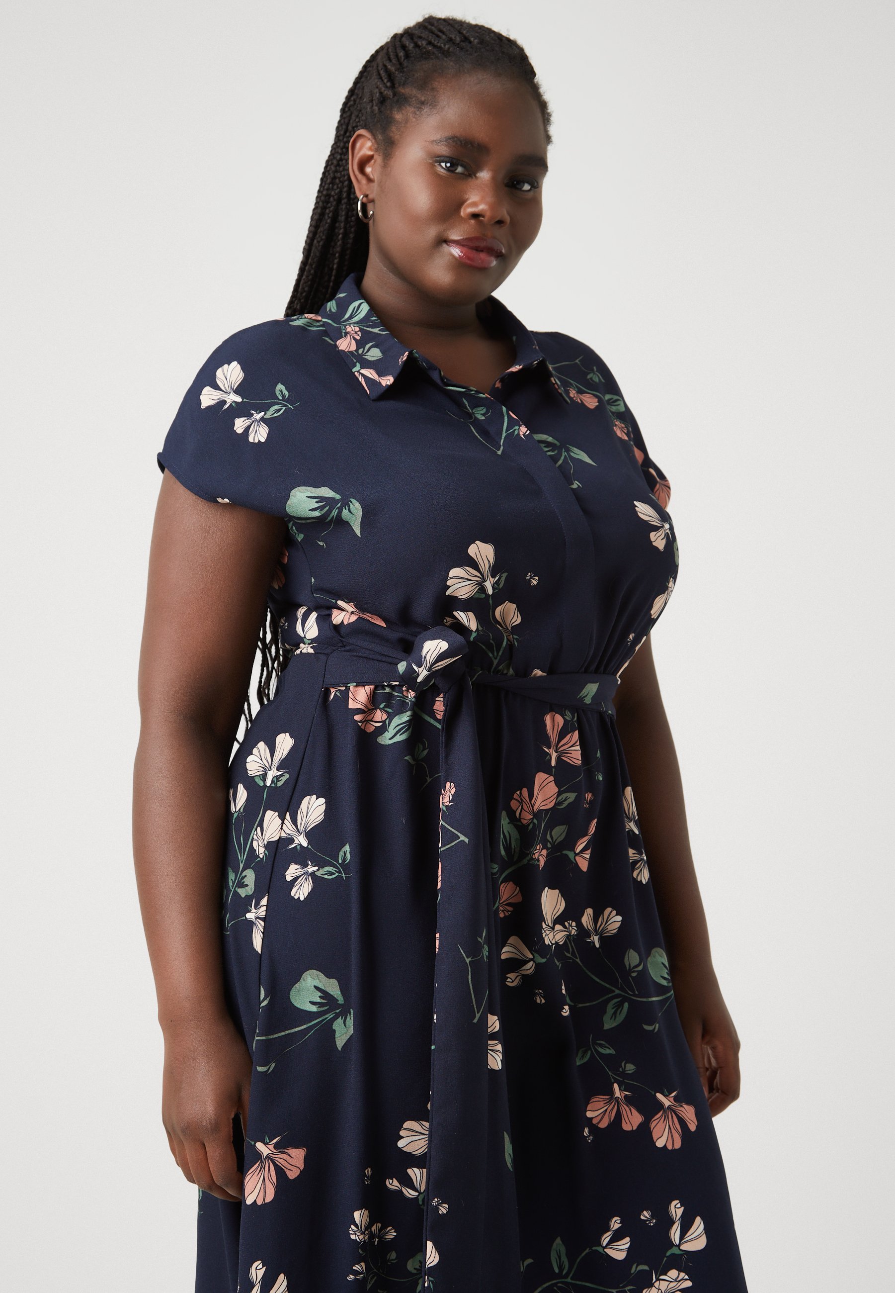 Vero Moda Curve VMNEWHALLIE ABITO LUNGO - Abito lungo - cielo notturno