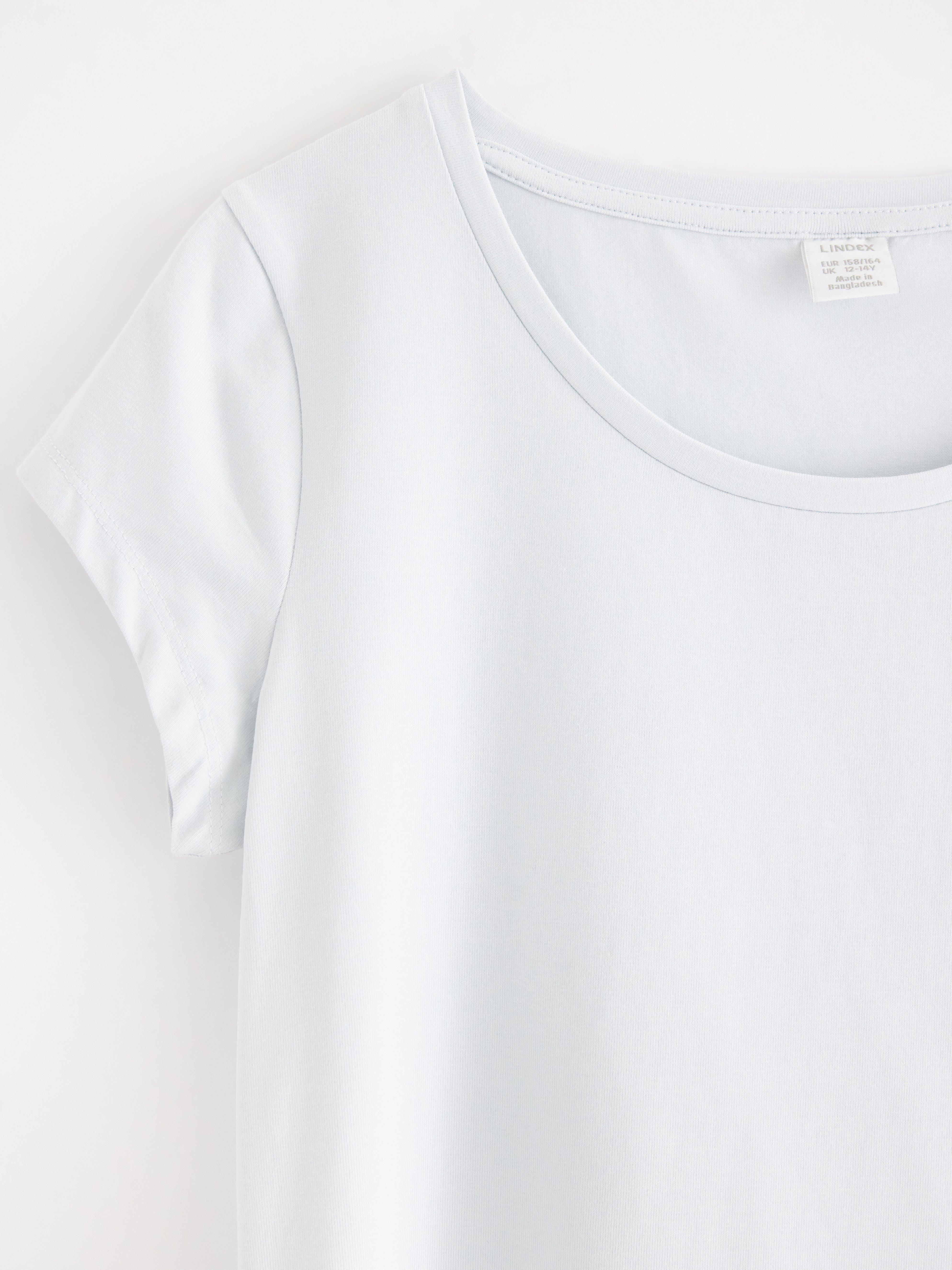 Top con mangas cortas azul claro