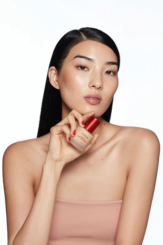 TIRTIR Mask Fit Red Foundation is een verhelderende, hydraterende vloeibare foundation.