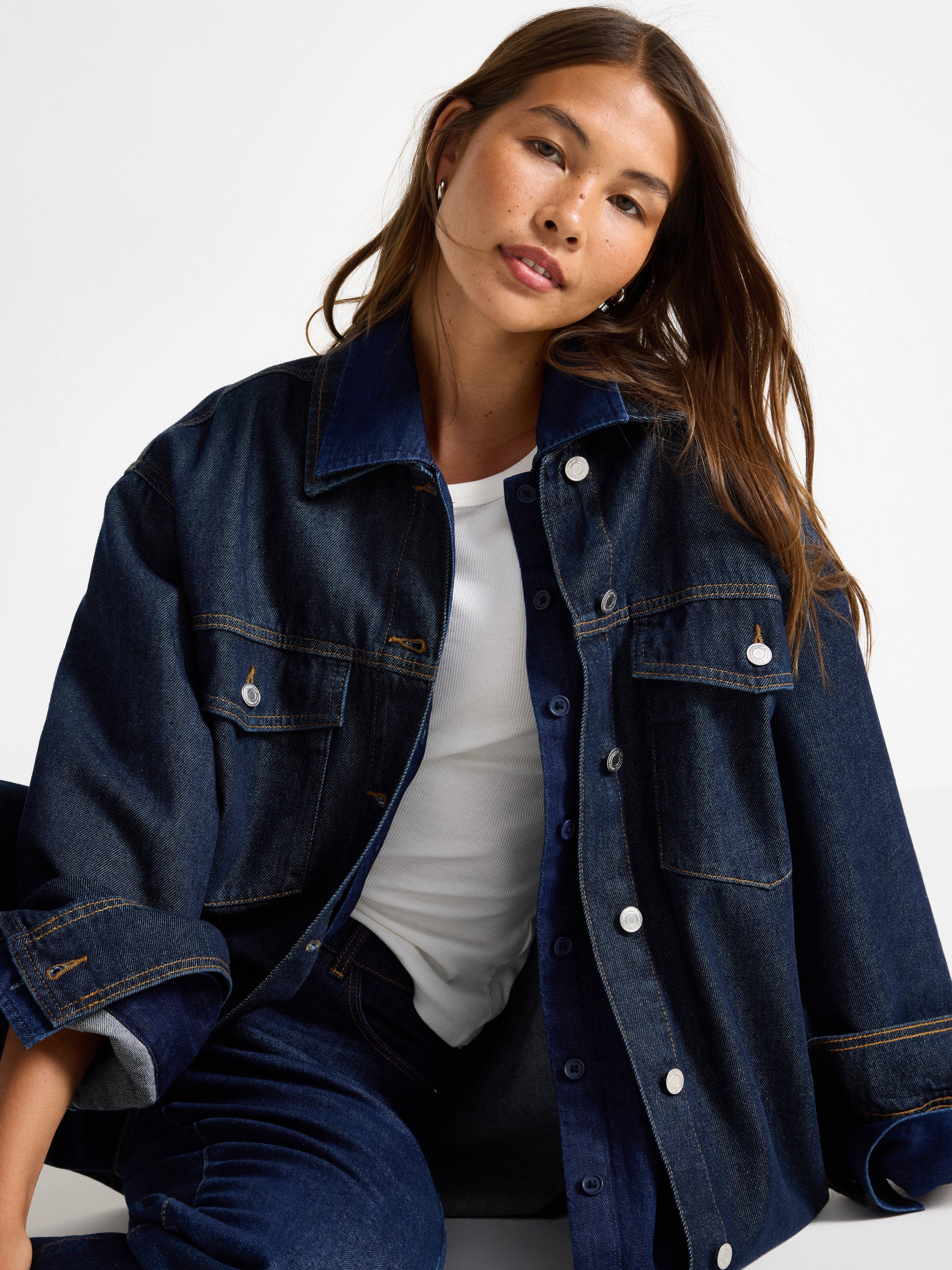 Jaqueta jeans em jeans escuro