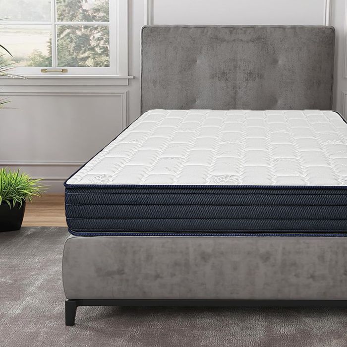 Materasso reversibile NORA, misura King Size, 180x200 cm, realizzato in memory foam altamente adattabile ed ergonomico.