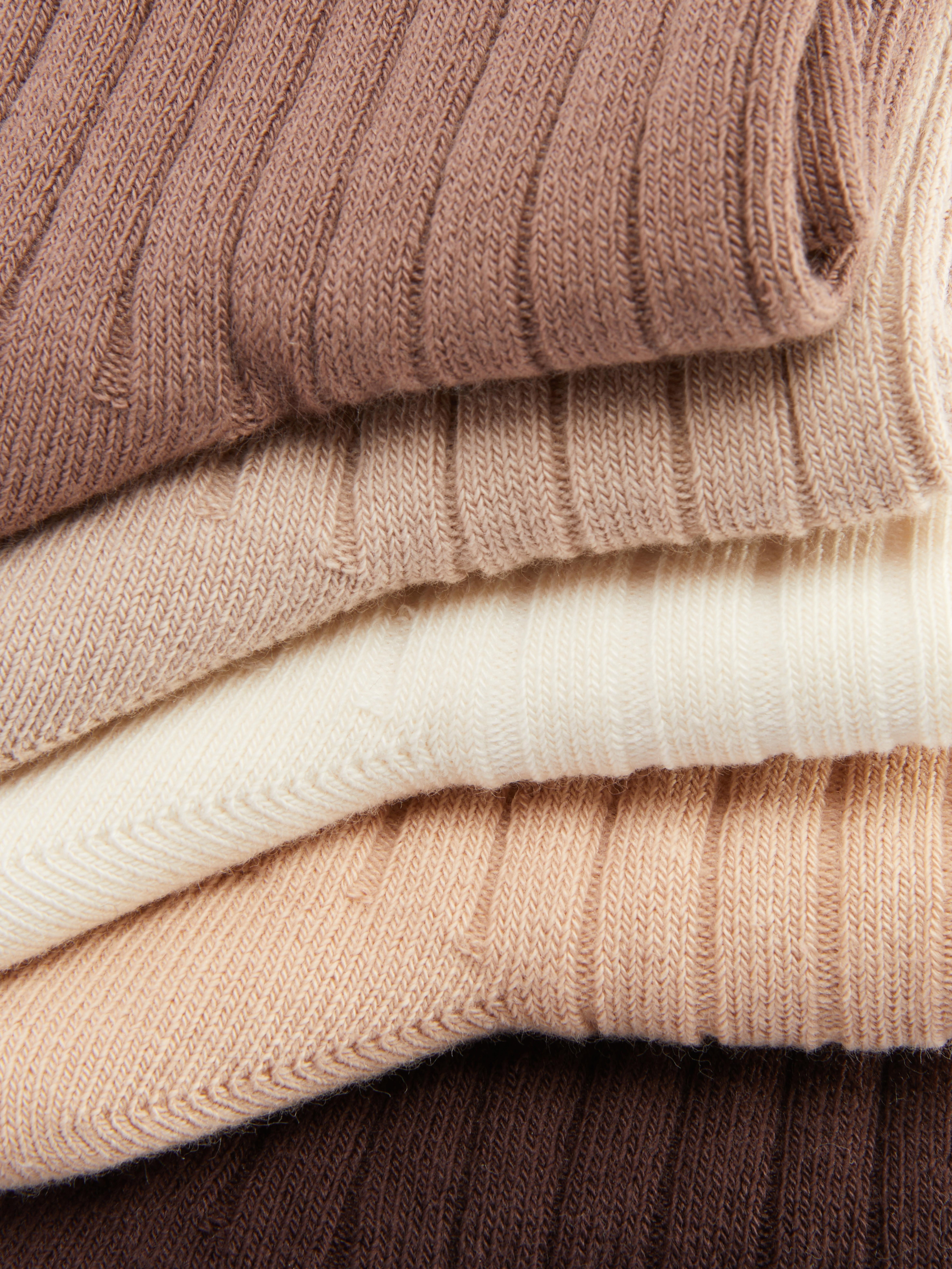 Gerippte Socken, 5 Paar. Ein Set mittellanger Socken in verschiedenen Hauttönen.