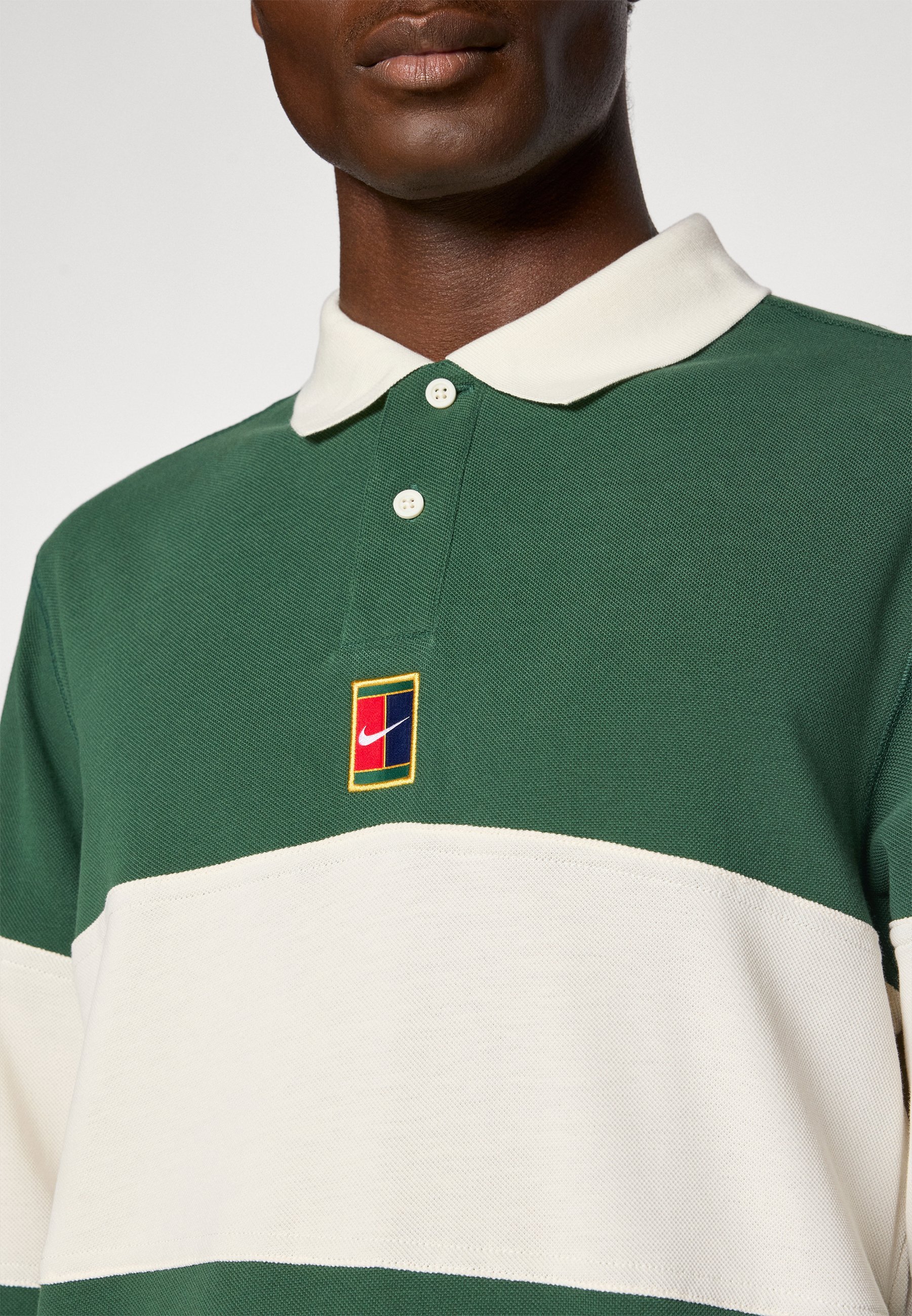 Nike Performance NIKECOURT HERITAGE - Polo - abete/avorio chiaro