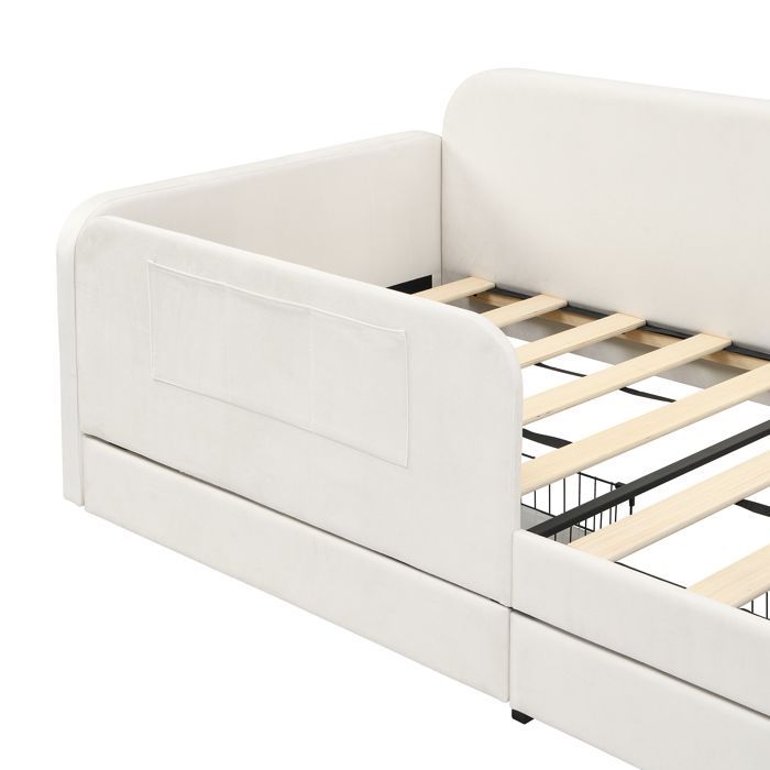 Cama infantil de 90x200 cm tapizada en terciopelo blanco con 2 cajones, 3 bolsillos laterales y somier de láminas metálicas, convertible en cama para padres e hijos.