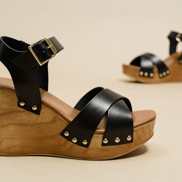 Sandales à semelles compensées et brides croisées  en cuir noir