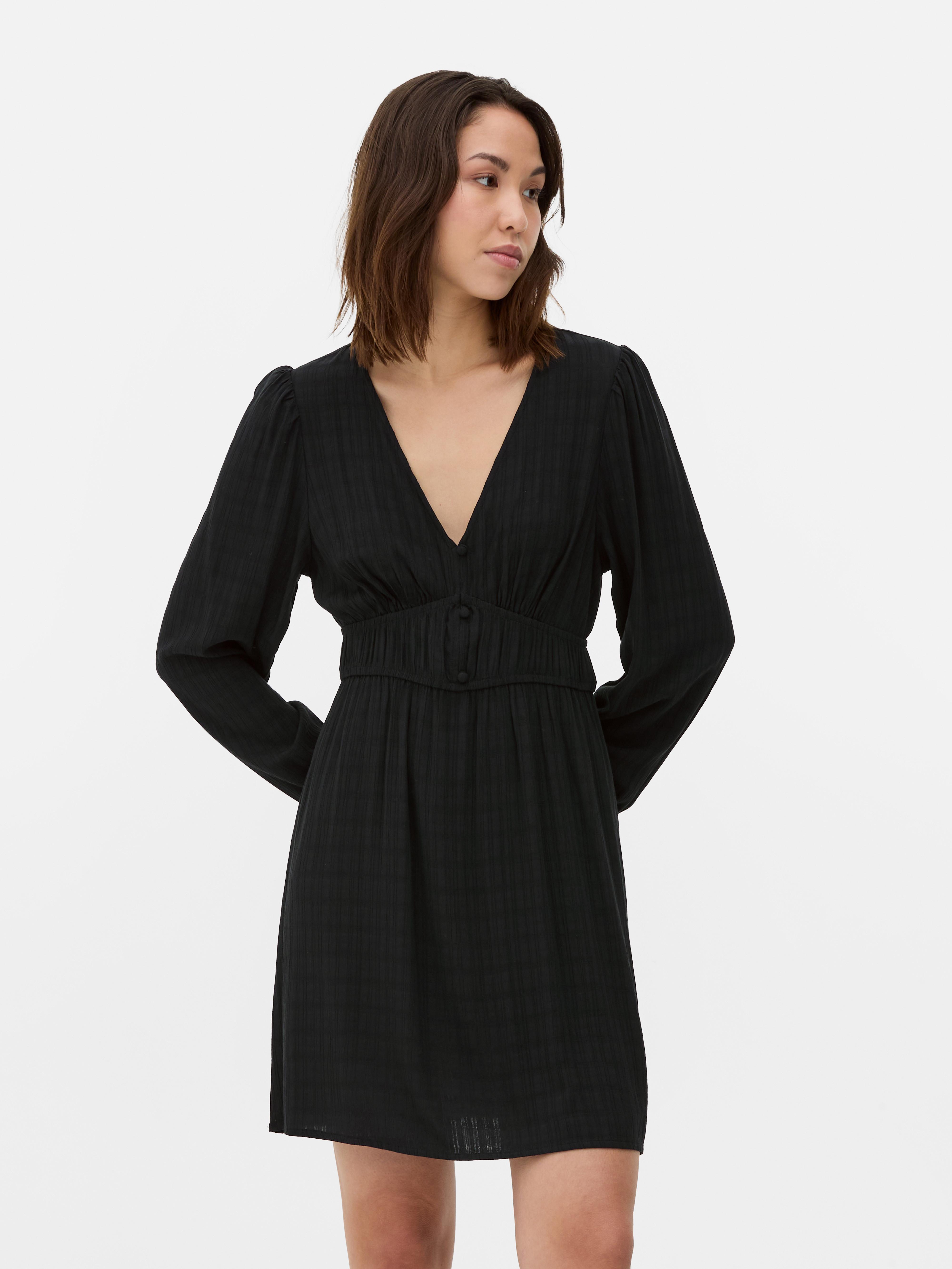 Minikleid mit V-Ausschnitt Ein Minikleid mit V-Ausschnitt und langen Ärmeln